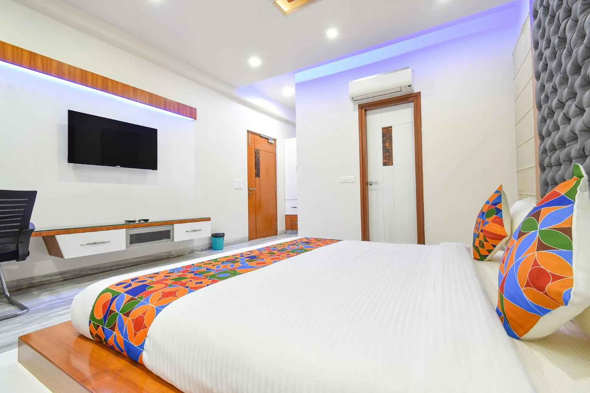 Bed in FabHotel De Alphabet II - Nr Ameerpet Metro Station