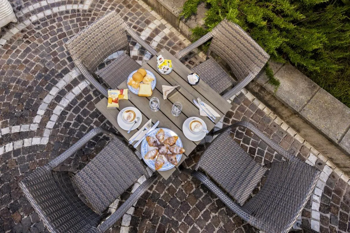 Breakfast in Sisters Hotel