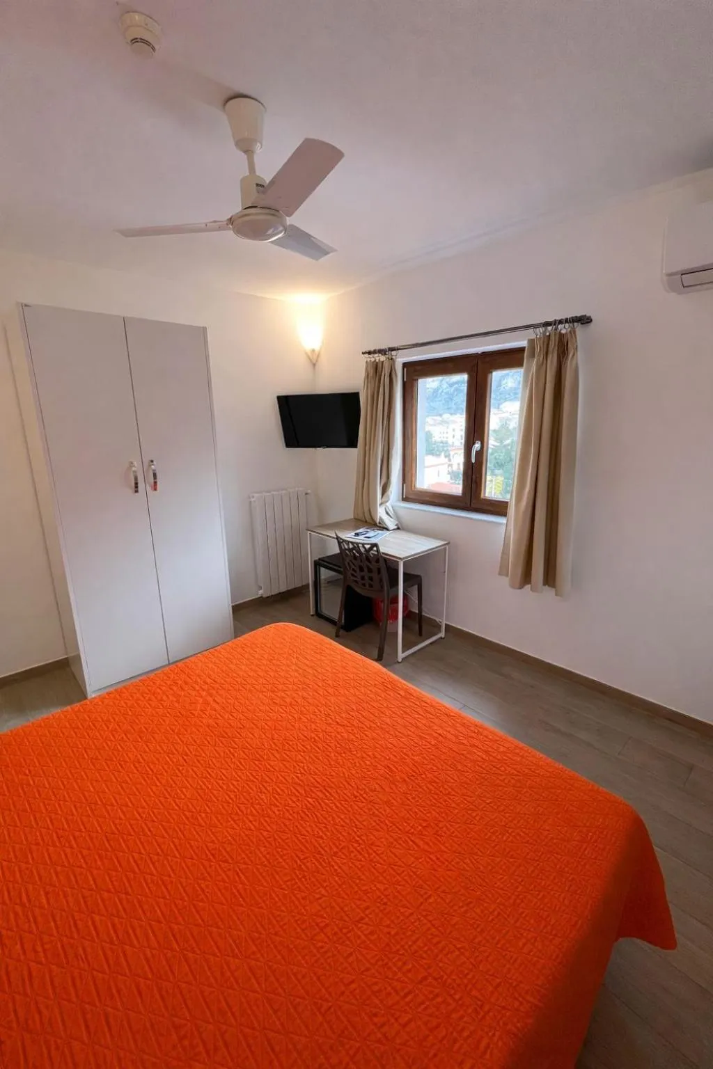 Bedroom, Bed in Sisters Hotel