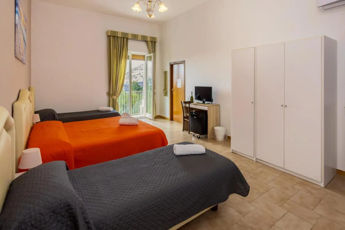 Bedroom, Bed in Sisters Hotel