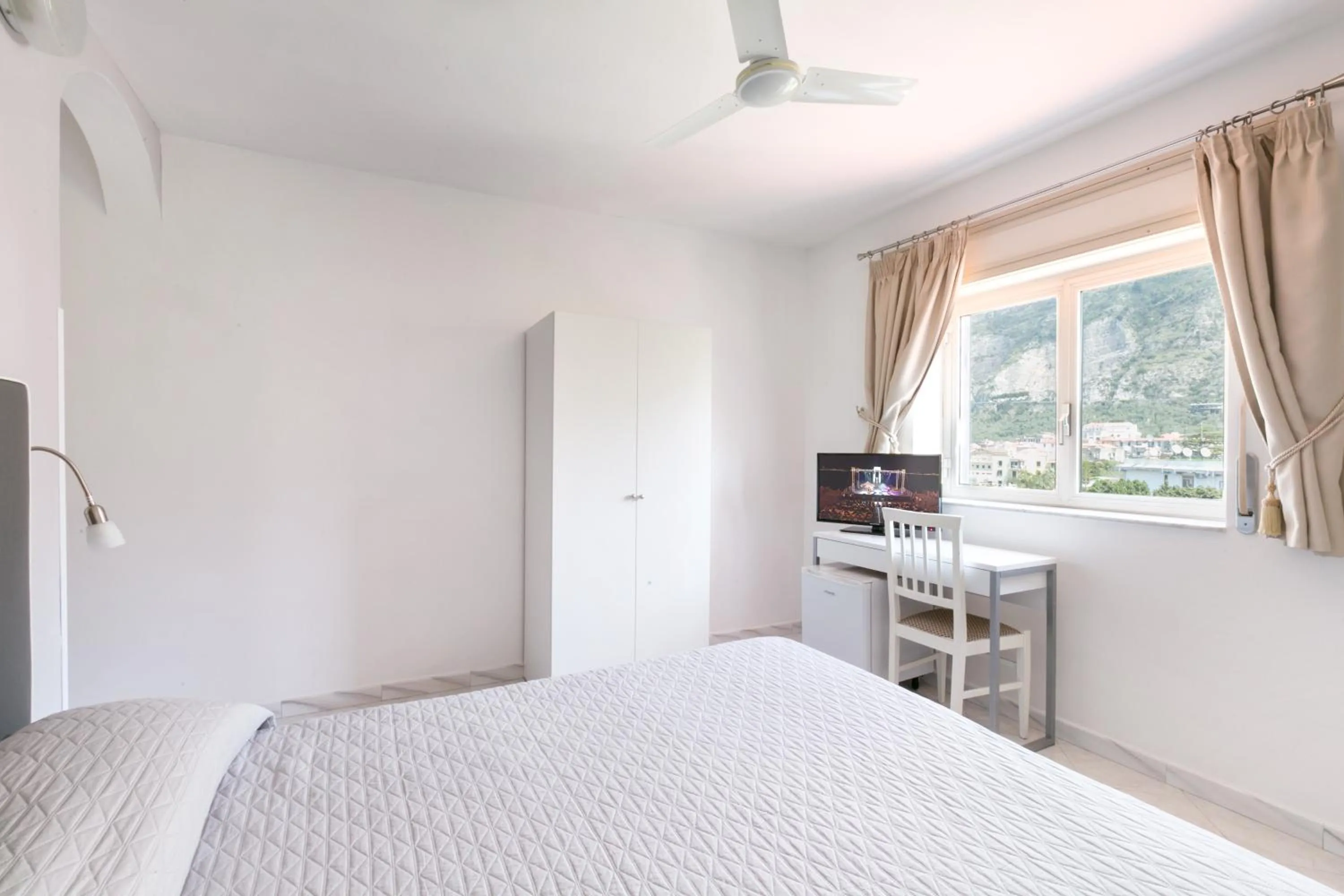 Photo of the whole room, Bed in Sisters Hotel