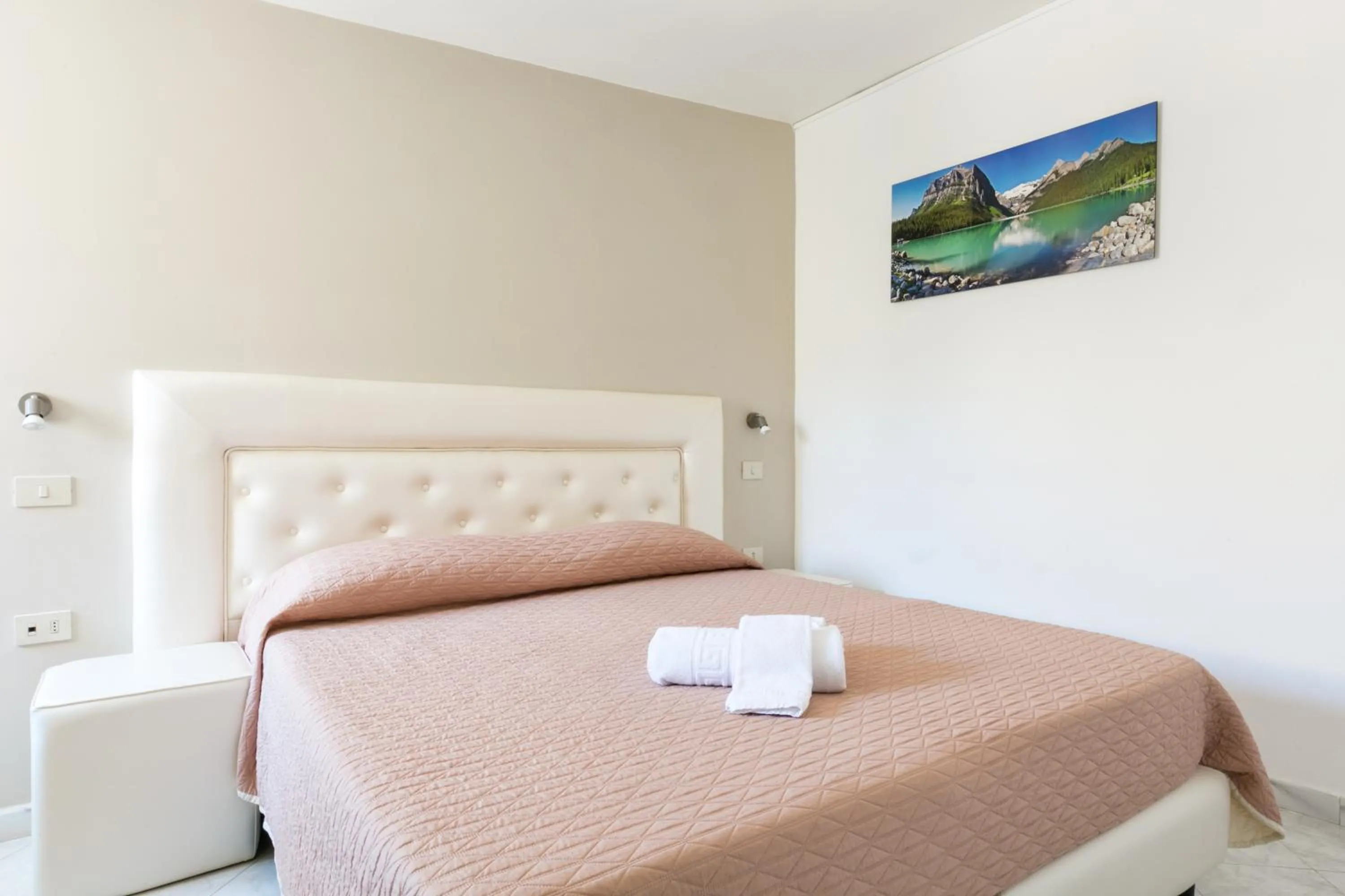 Photo of the whole room, Bed in Sisters Hotel