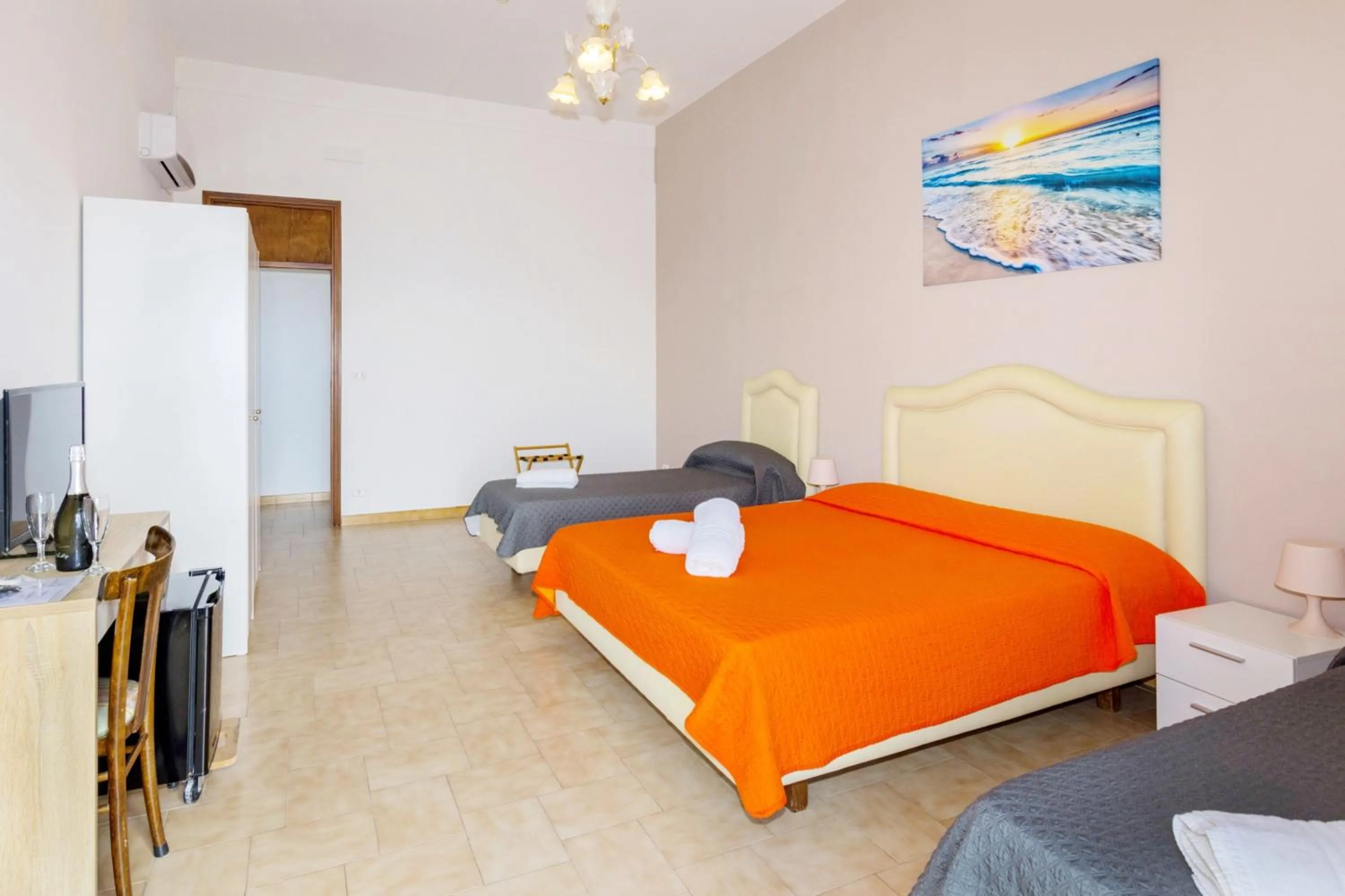 Bedroom, Bed in Sisters Hotel