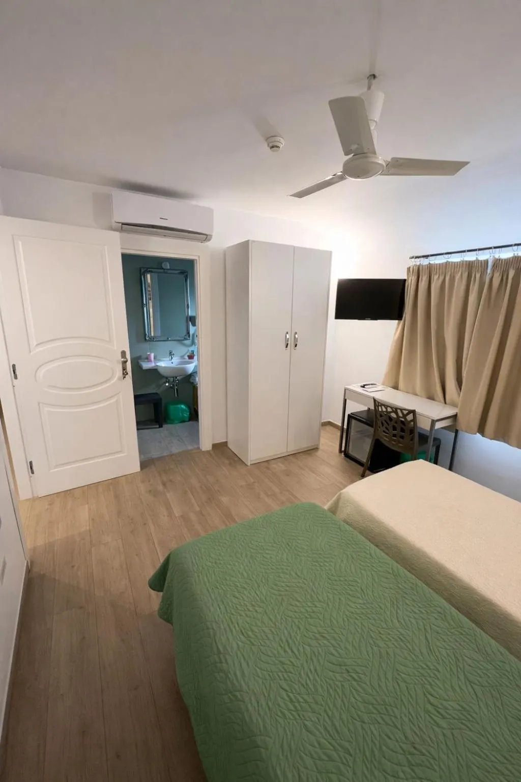 Bedroom, Bed in Sisters Hotel