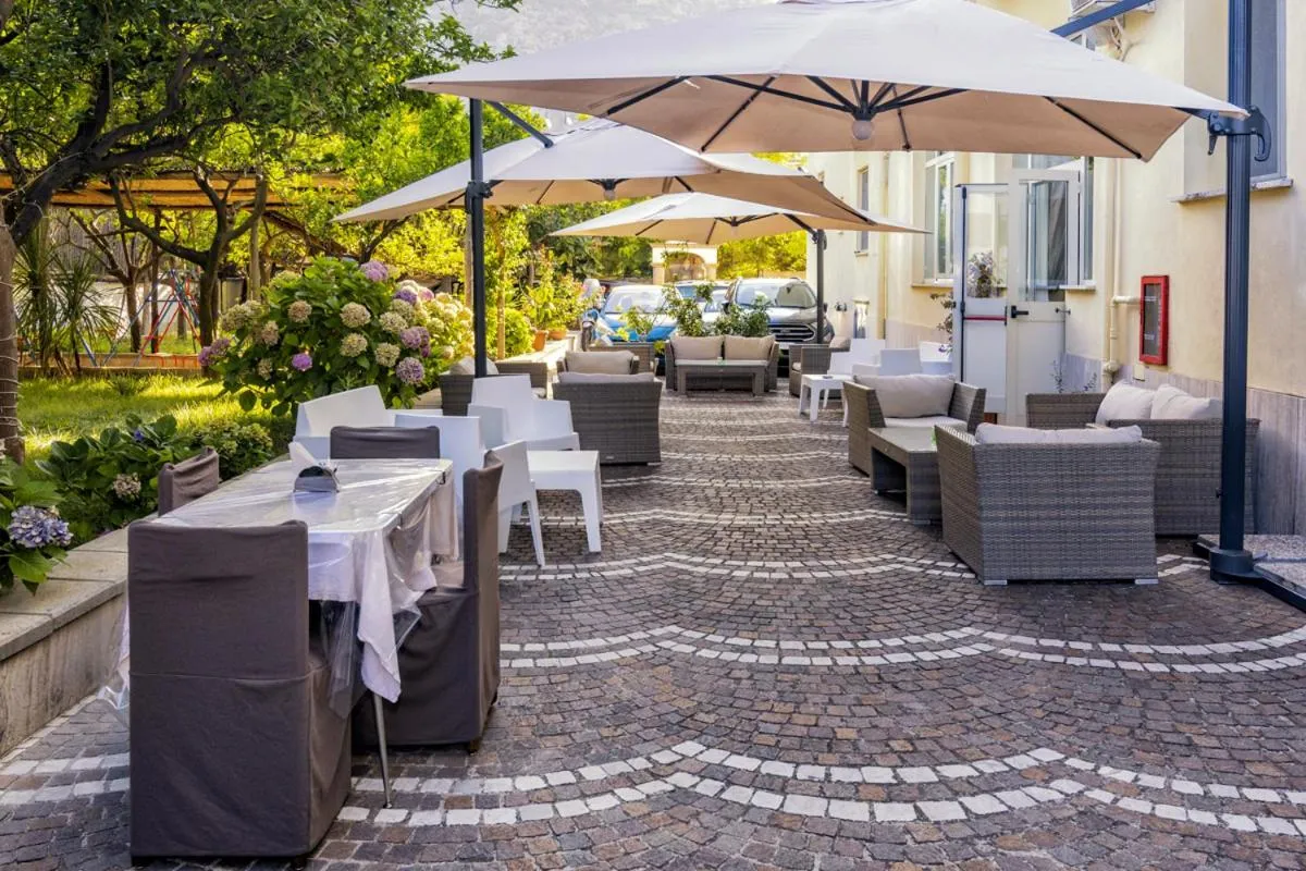 Garden in Sisters Hotel