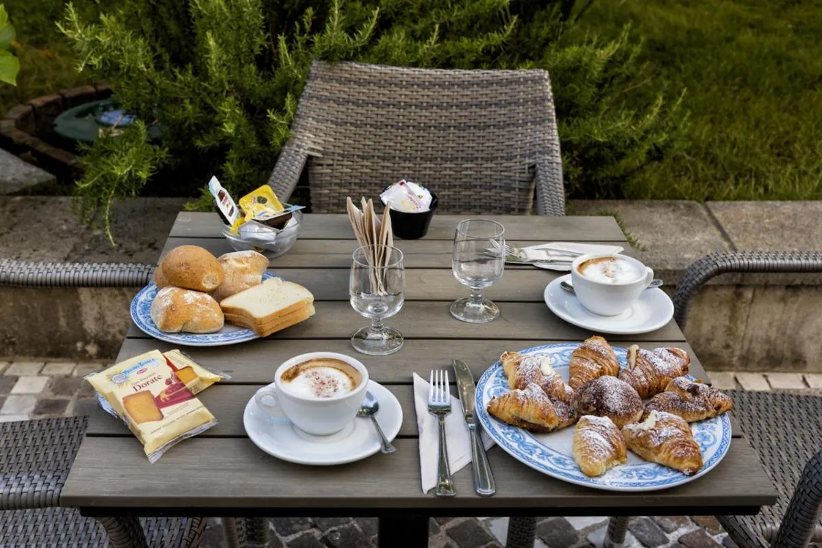 Breakfast in Sisters Hotel