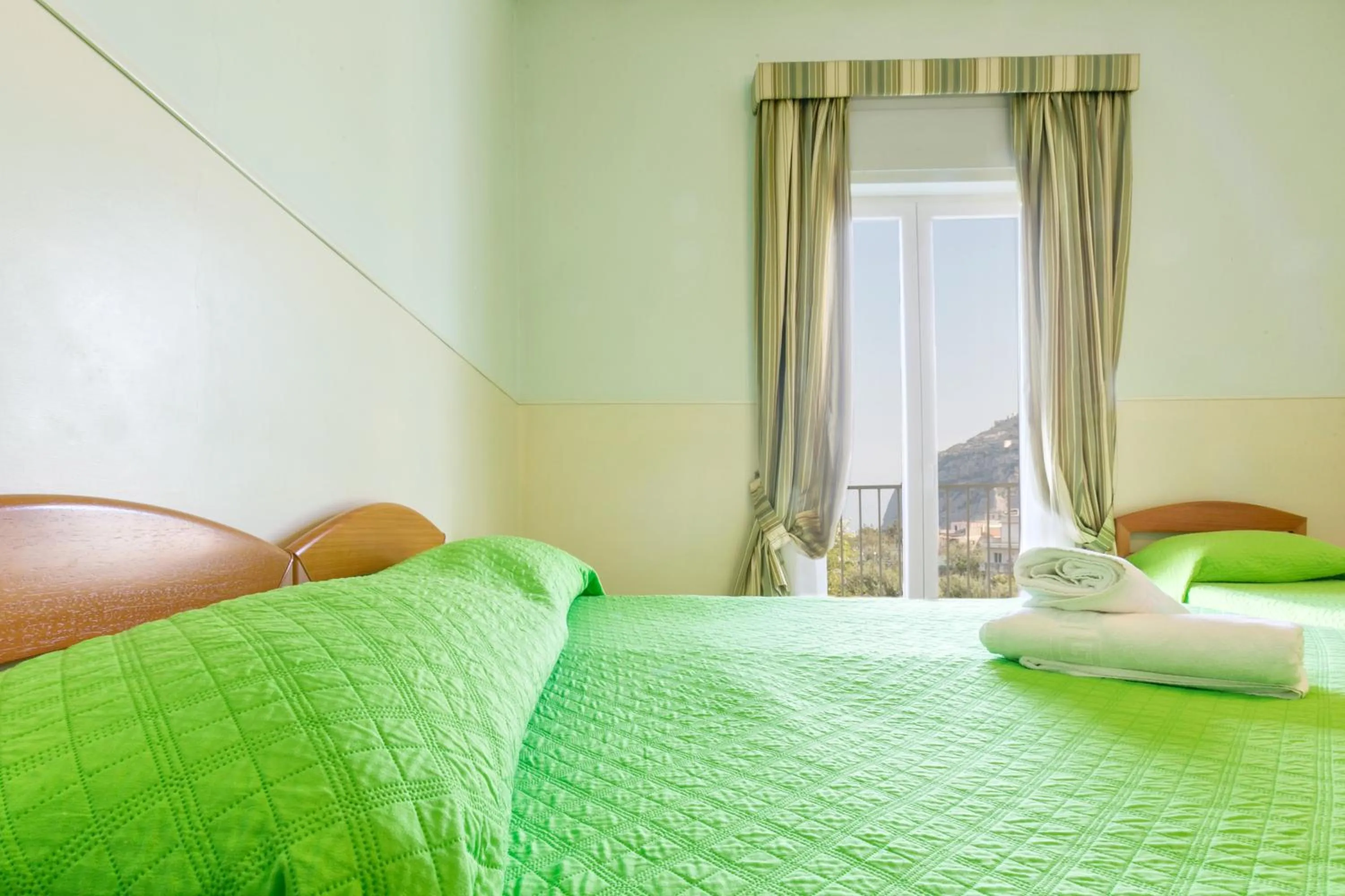 Photo of the whole room, Bed in Sisters Hotel