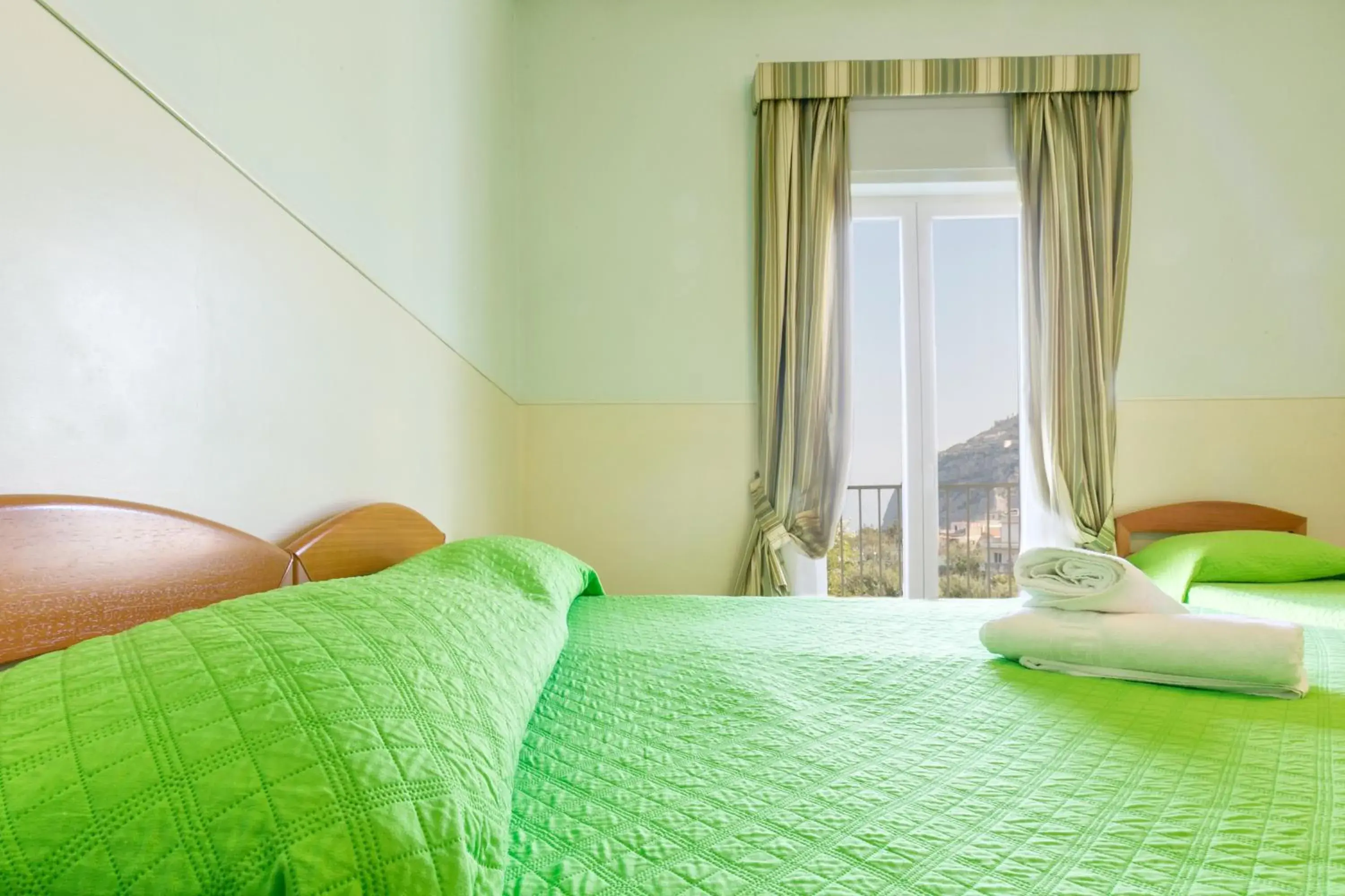 Photo of the whole room, Bed in Sisters Hotel Photo of the whole room, Bed in Sisters Hotel