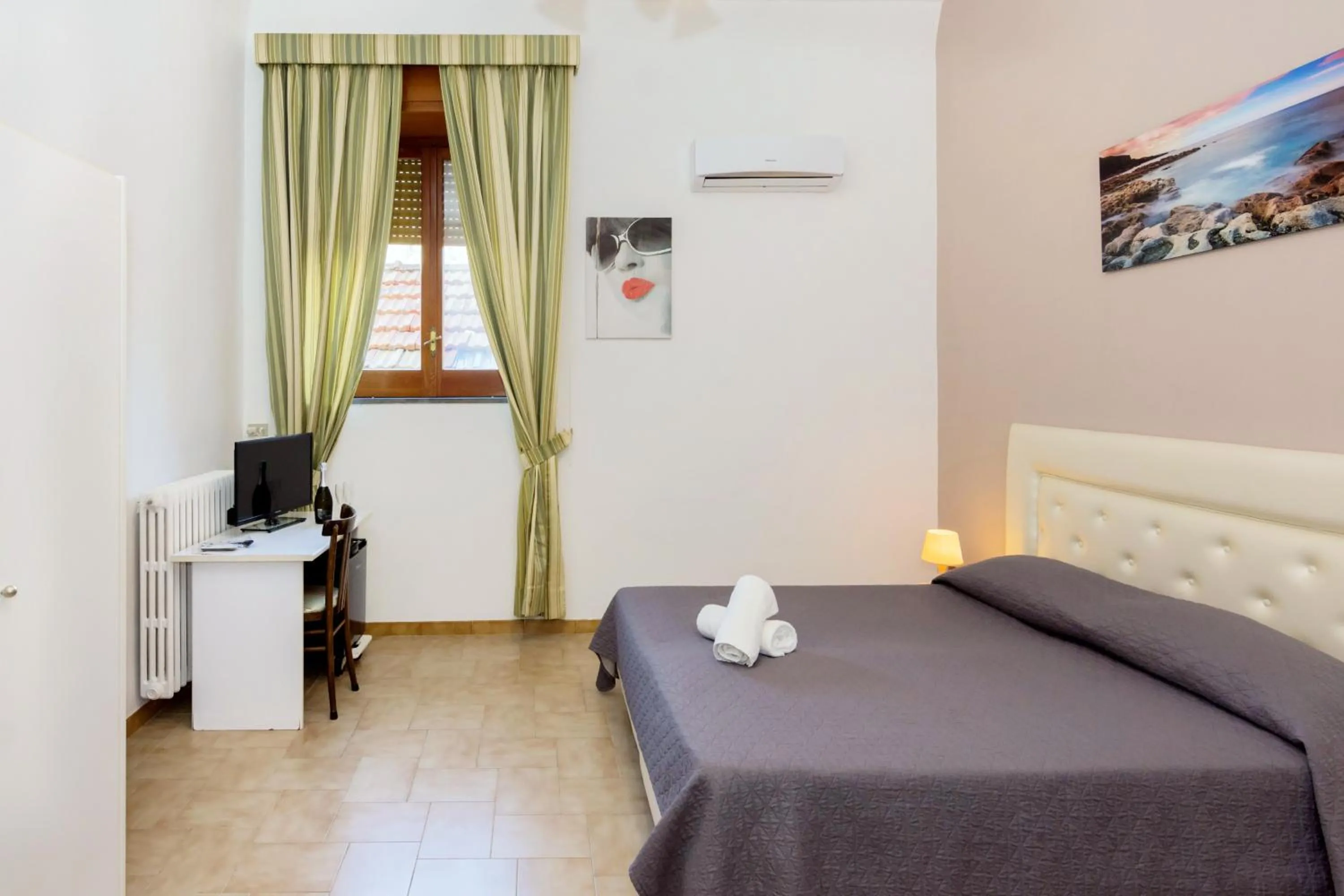 Bedroom, Bed in Sisters Hotel