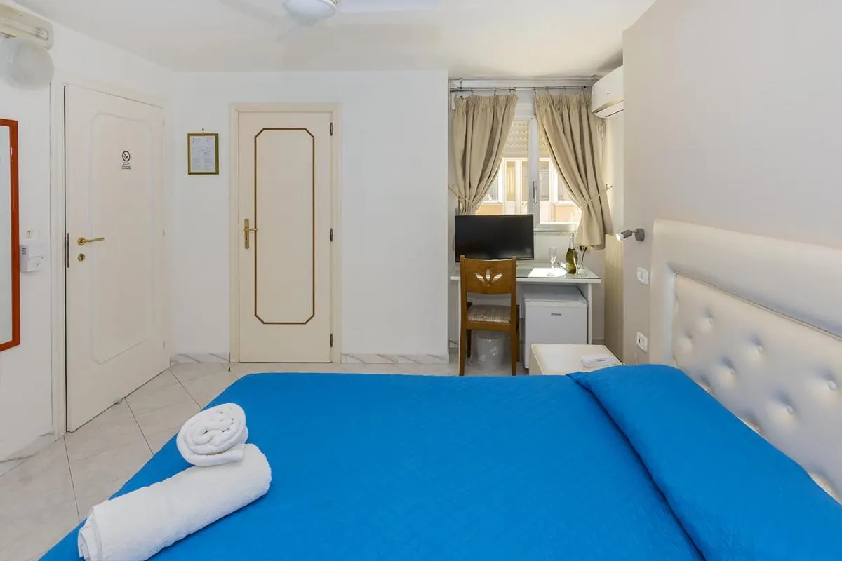 Bedroom, Bed in Sisters Hotel