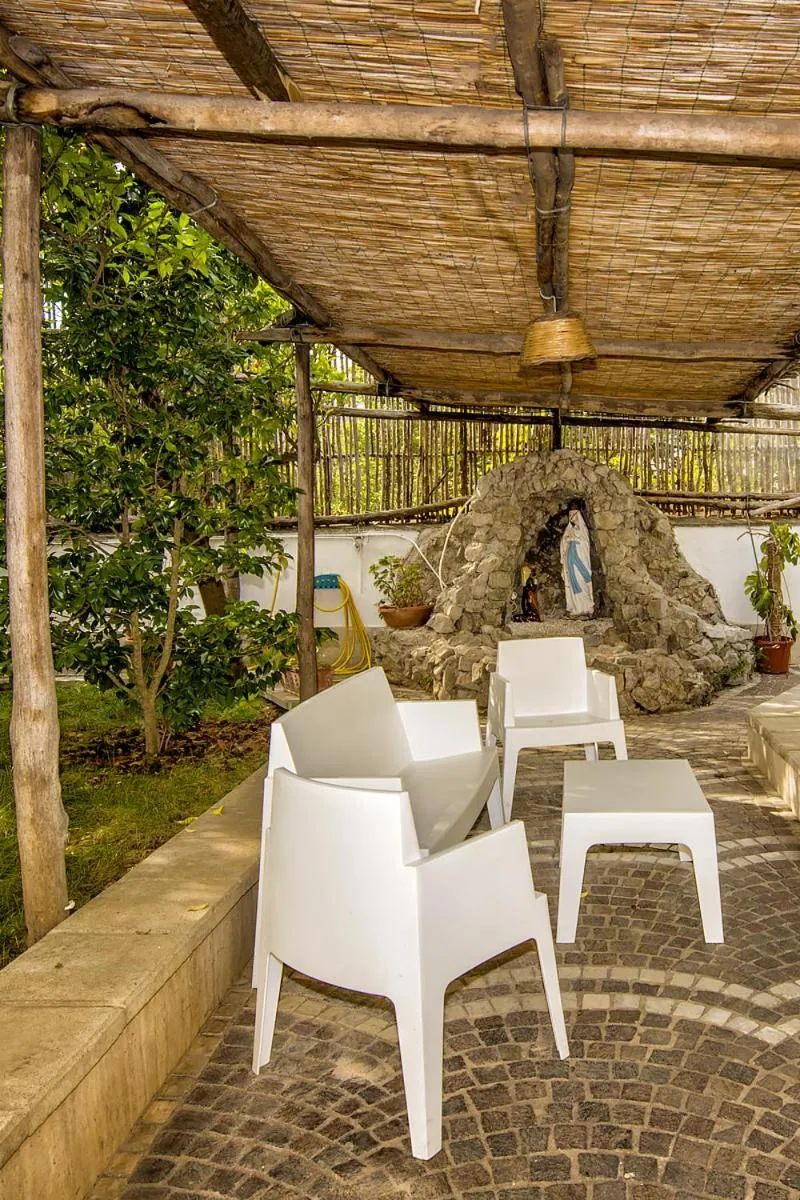 Garden in Sisters Hotel