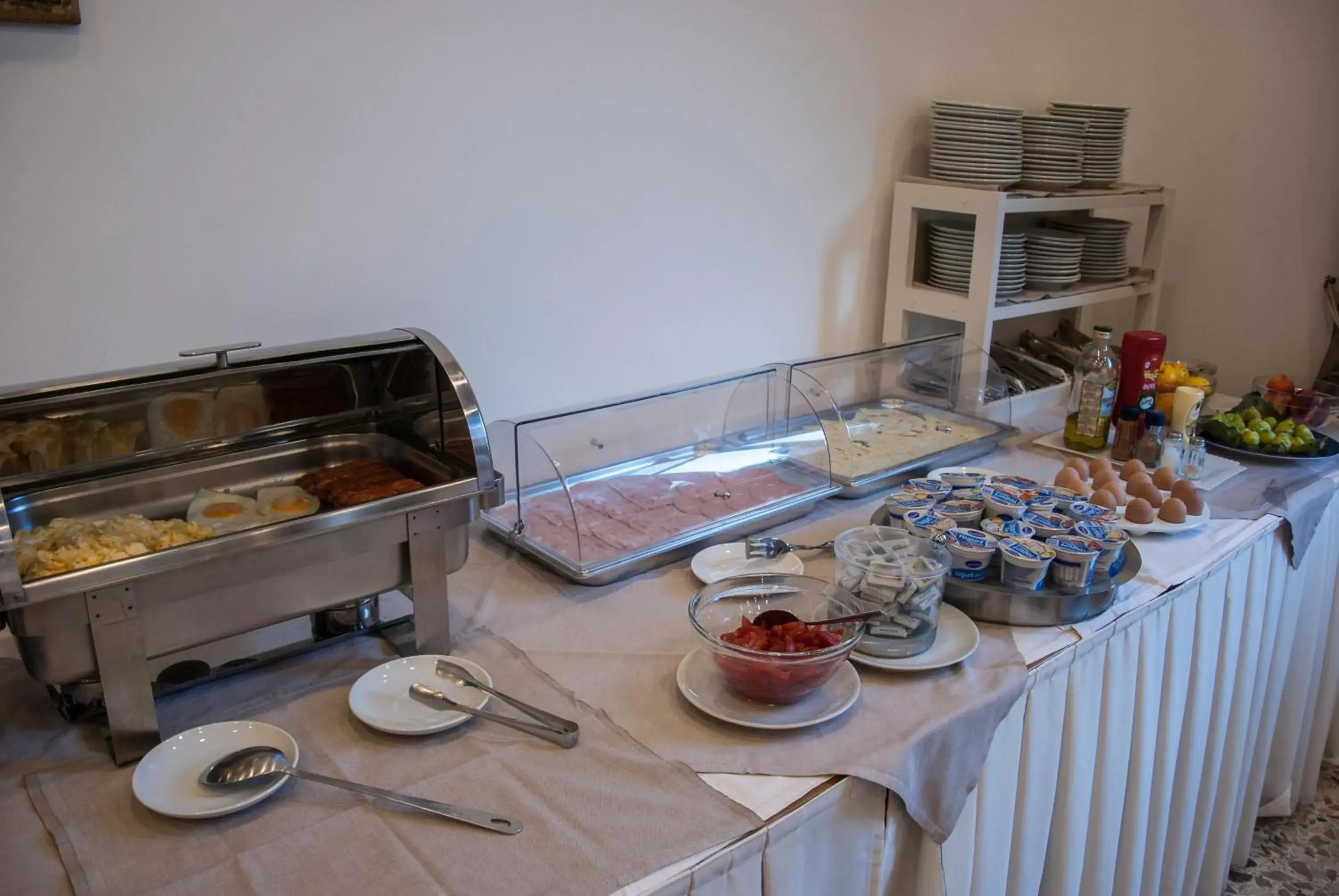 Buffet breakfast in Sisters Hotel Buffet breakfast in Sisters Hotel