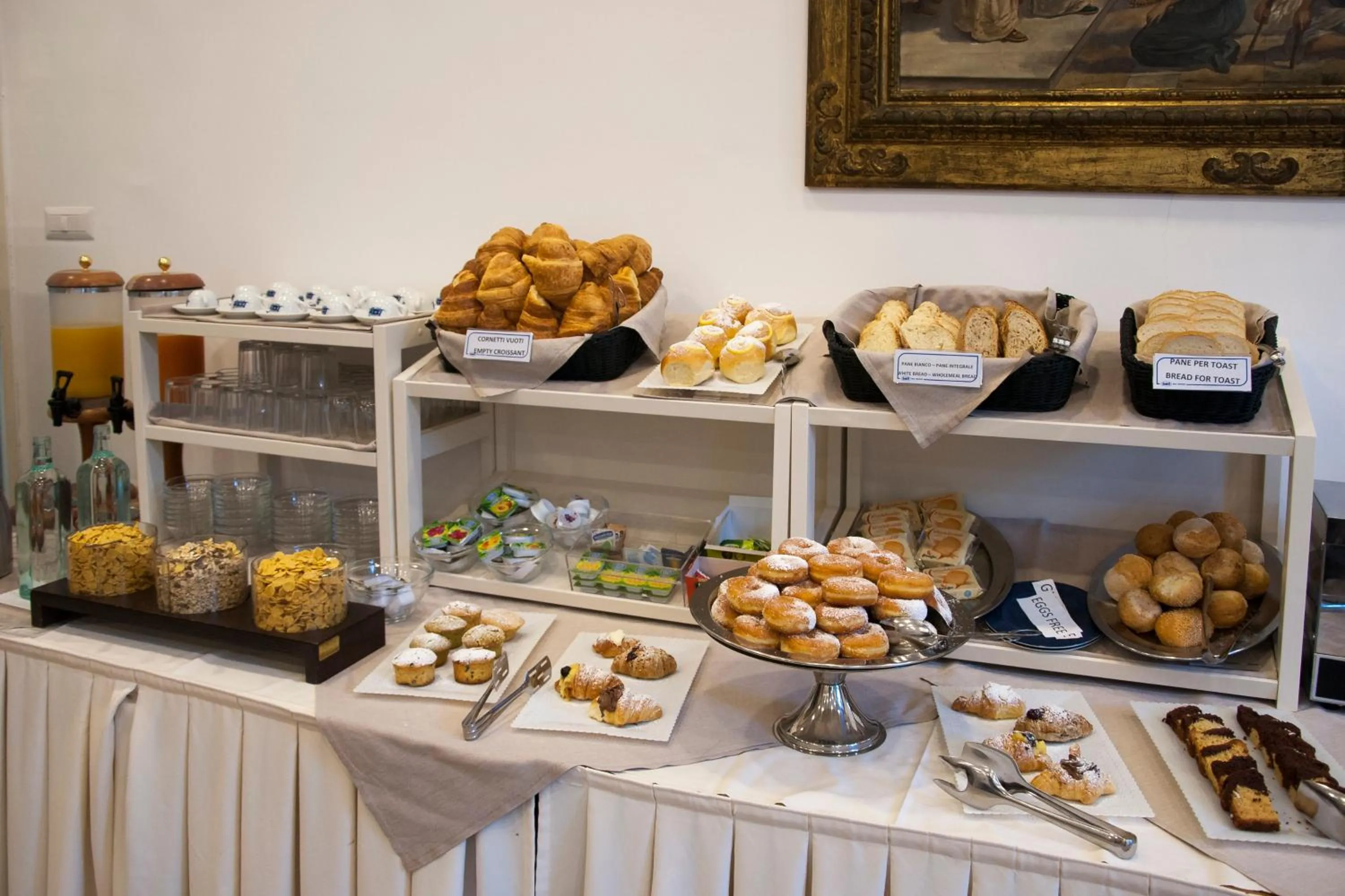 Continental breakfast in Sisters Hotel