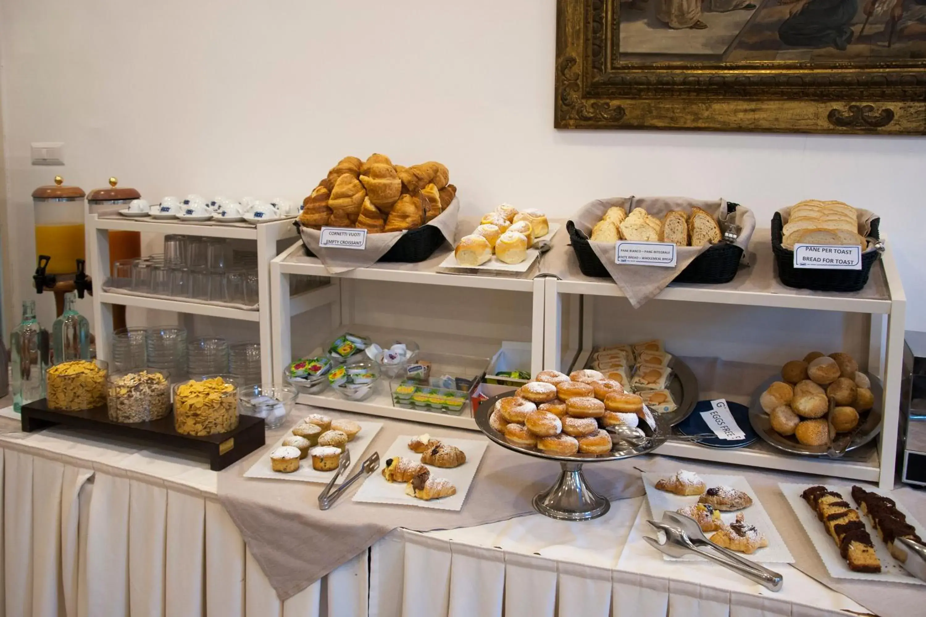 Continental breakfast in Sisters Hotel Continental breakfast in Sisters Hotel