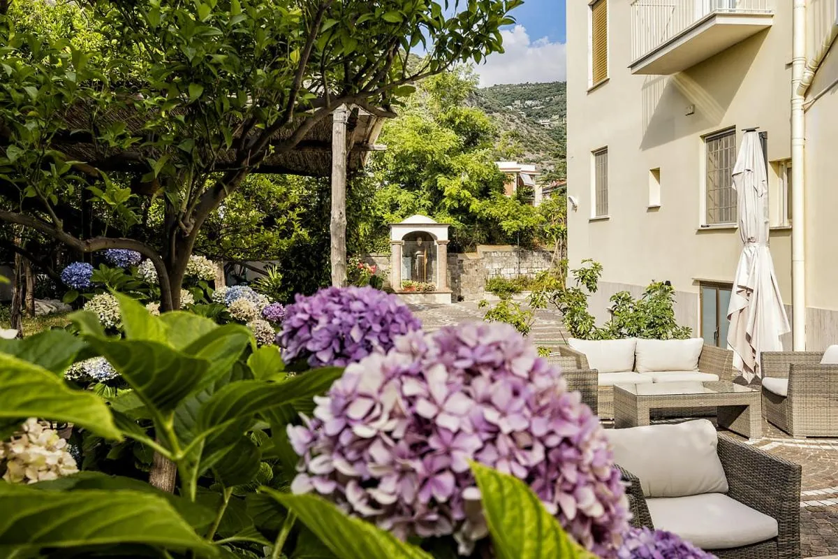 Garden in Sisters Hotel