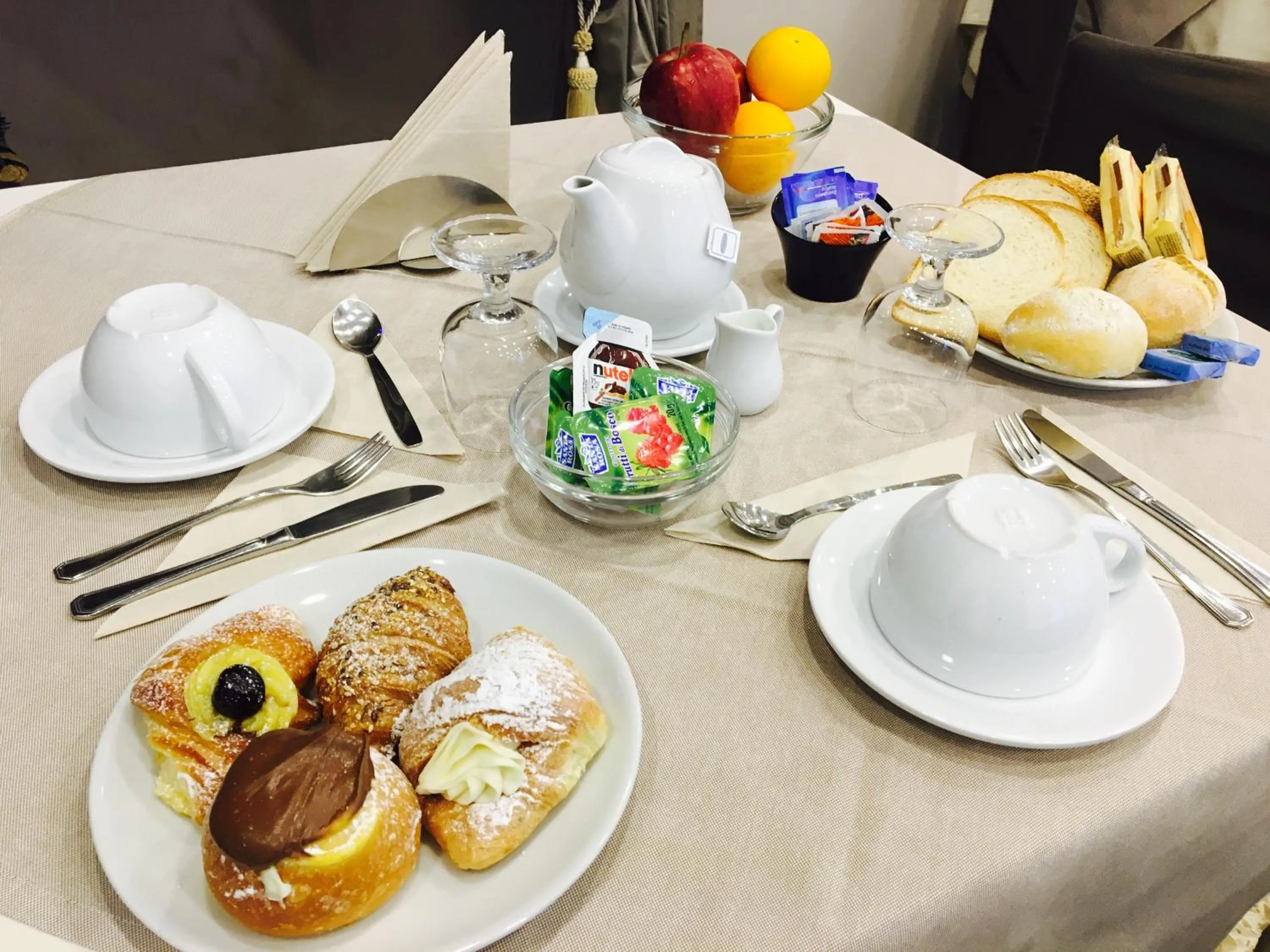 Continental breakfast in Sisters Hotel