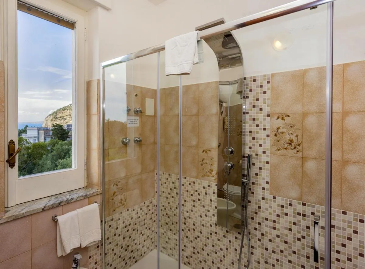 Bathroom in Sisters Hotel