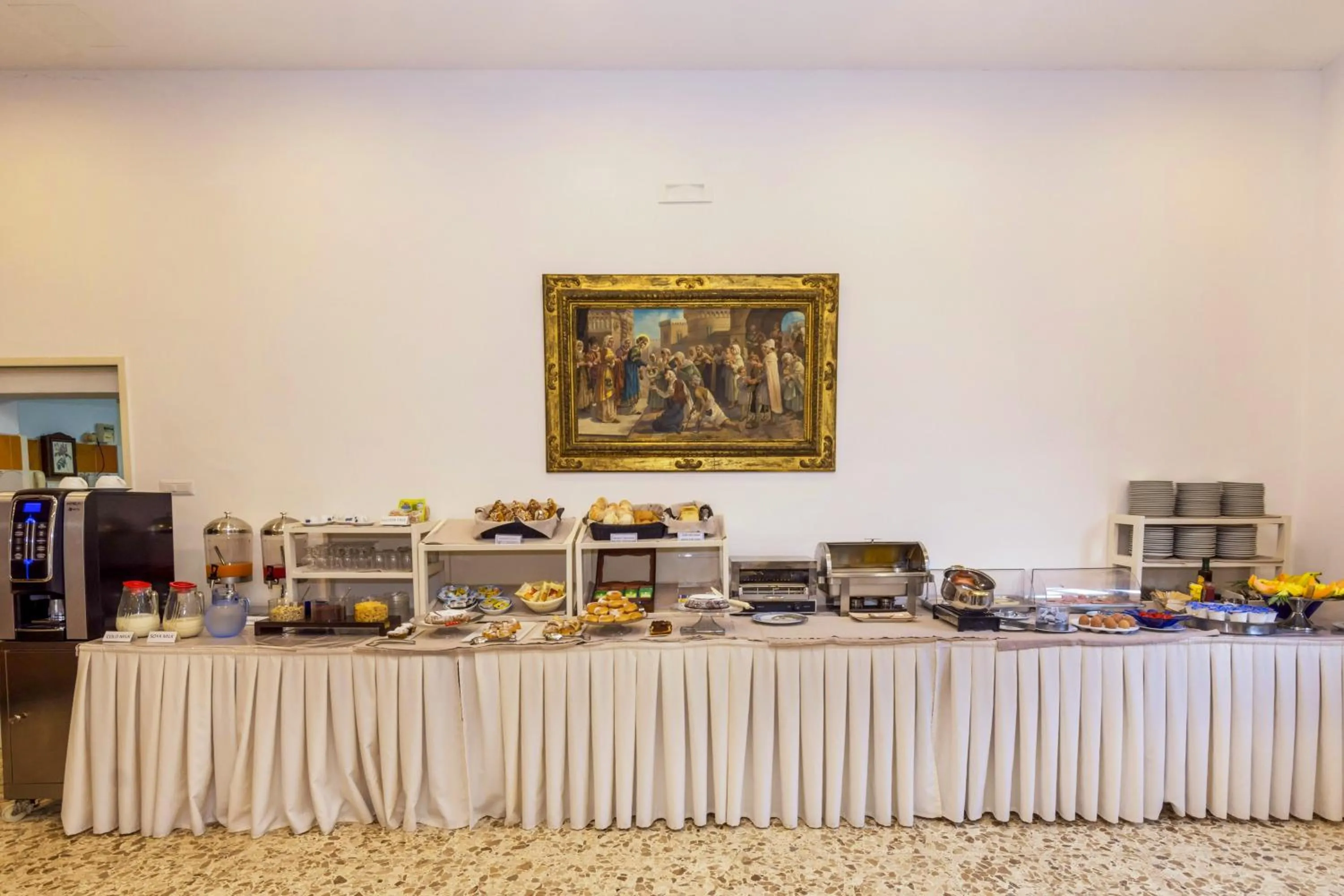 Buffet breakfast in Sisters Hotel