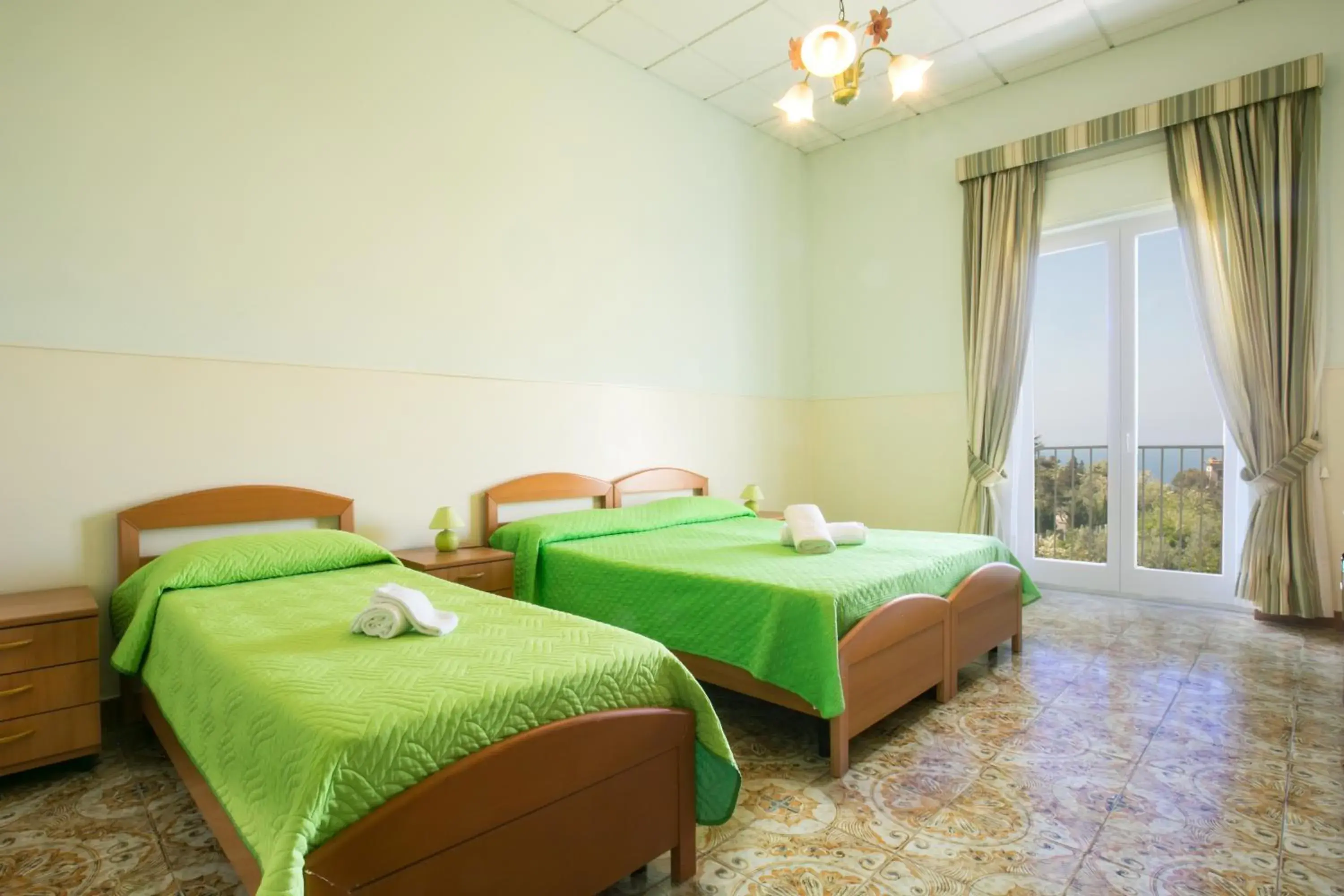 Photo of the whole room, Bed in Sisters Hotel Photo of the whole room, Bed in Sisters Hotel