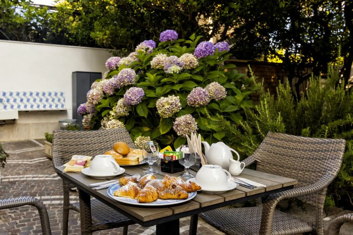 Garden in Sisters Hotel