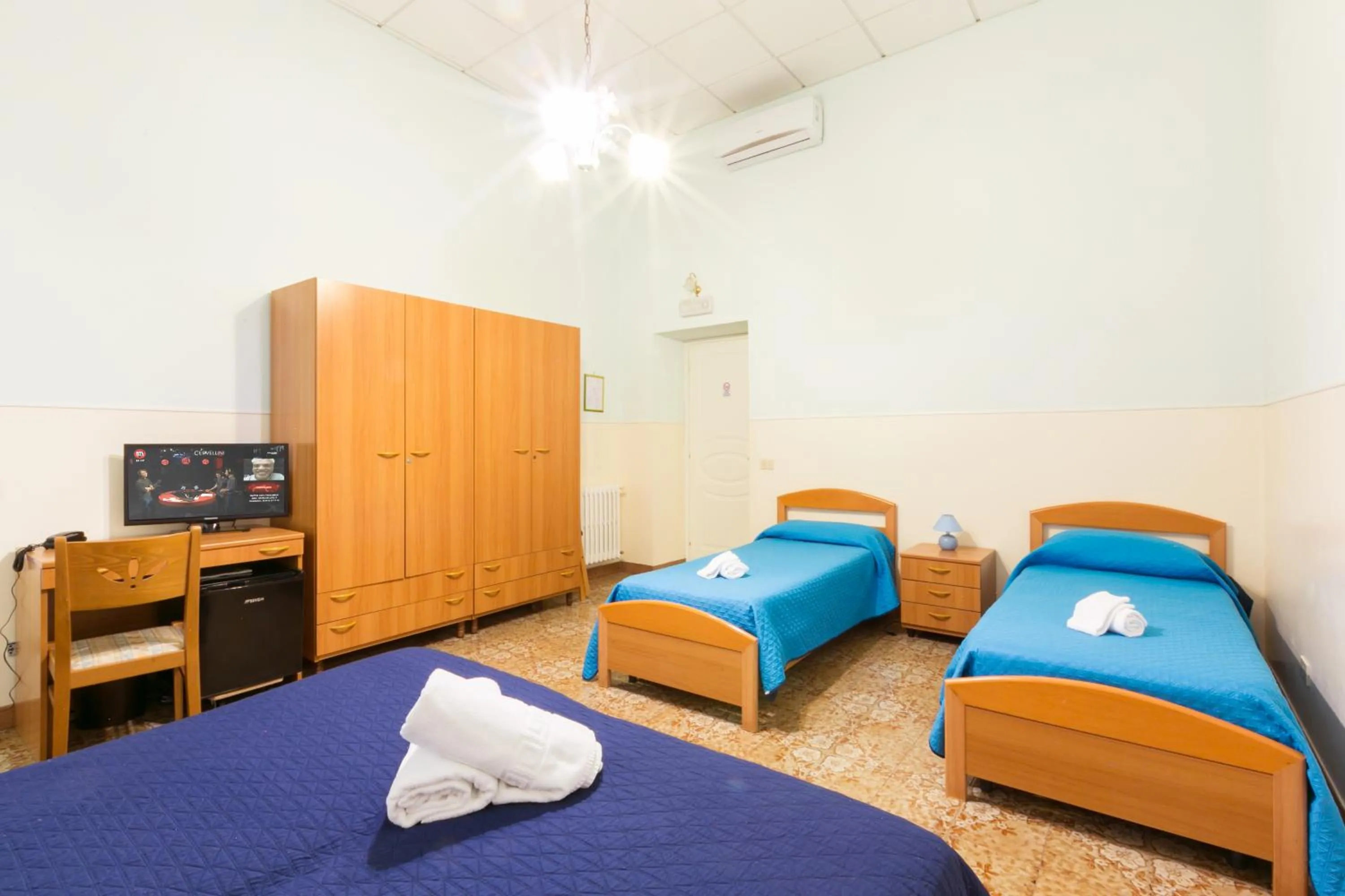 Photo of the whole room, Bed in Sisters Hotel