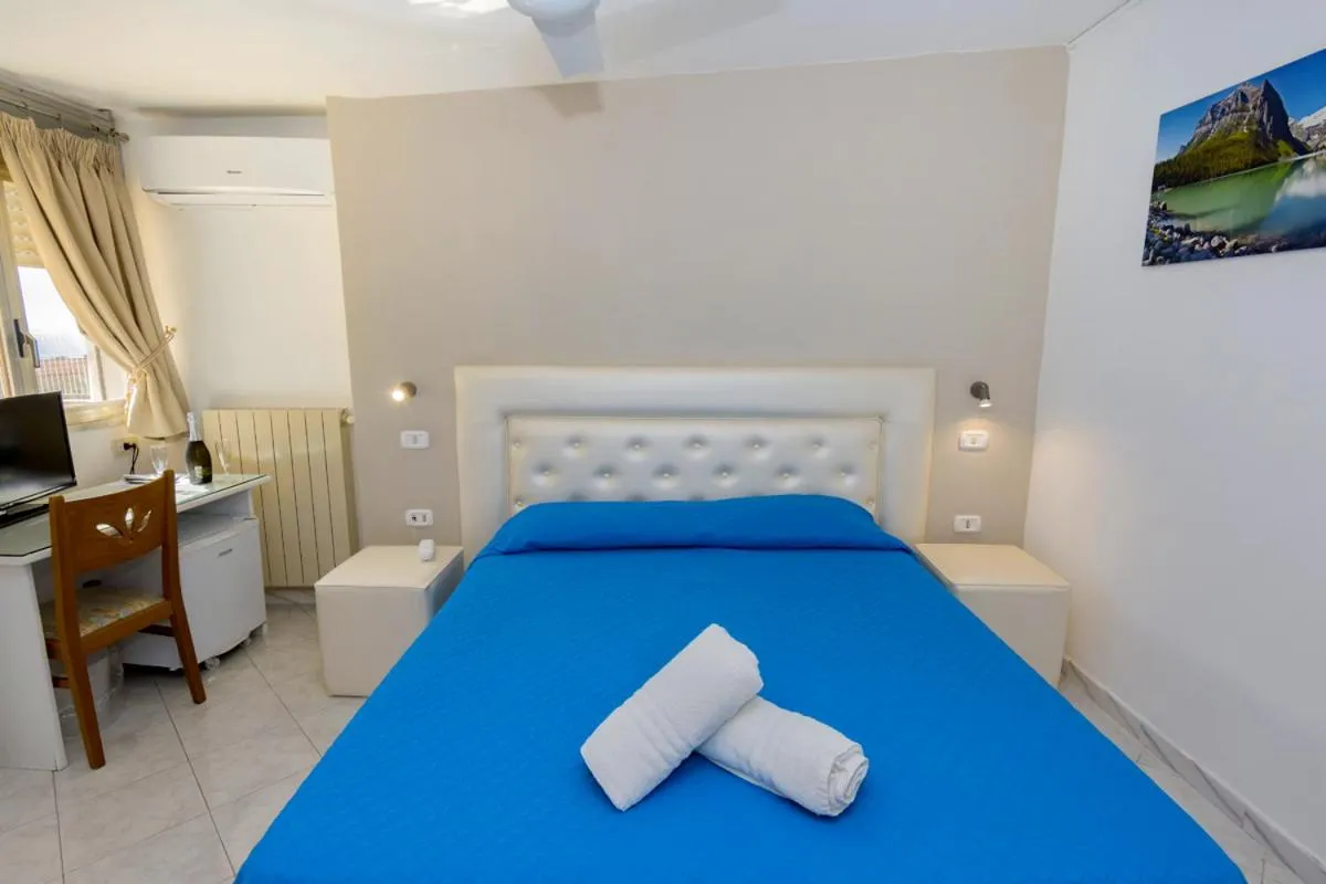 Bedroom, Bed in Sisters Hotel