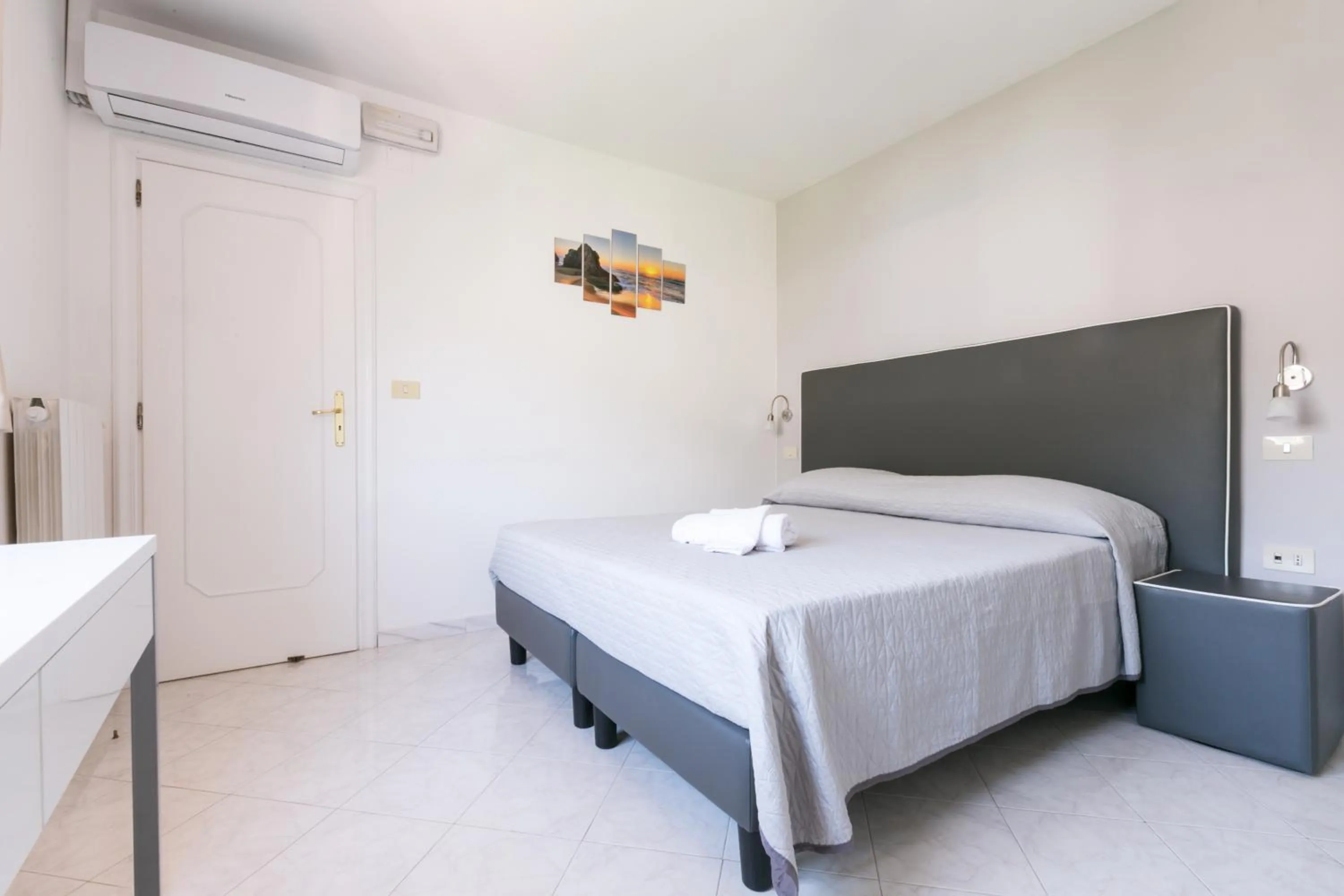 Photo of the whole room, Bed in Sisters Hotel