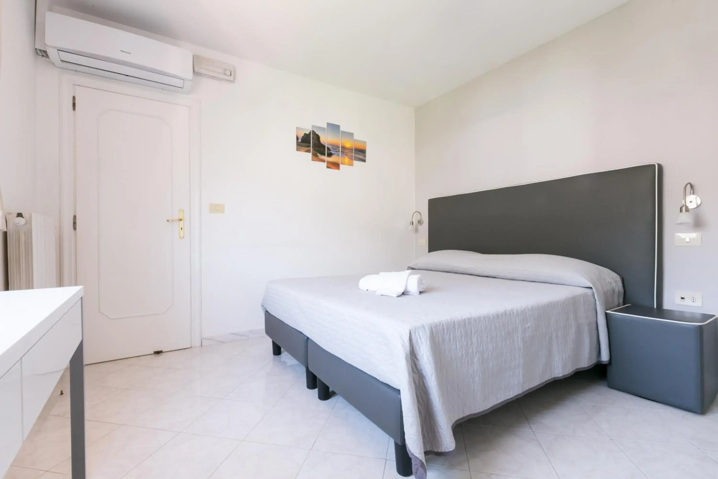 Photo of the whole room, Bed in Sisters Hotel Photo of the whole room, Bed in Sisters Hotel