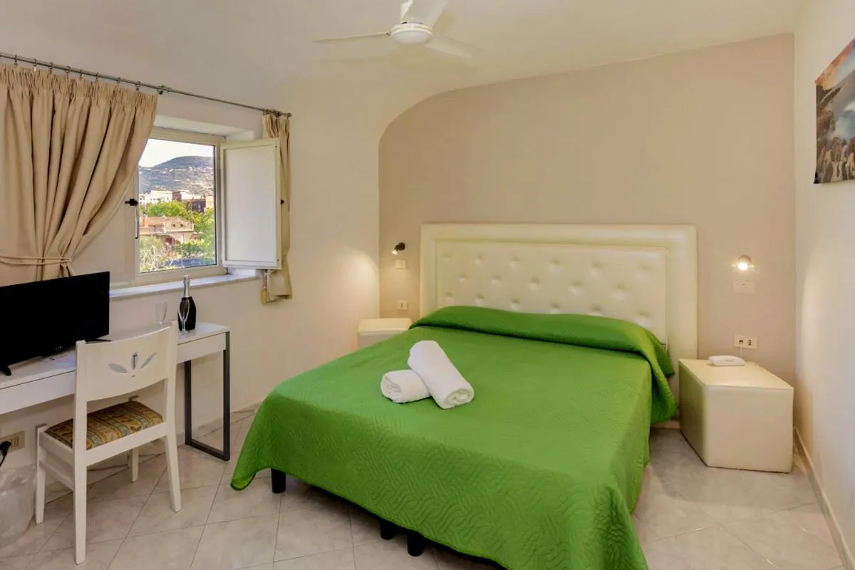 Bedroom, Bed in Sisters Hotel