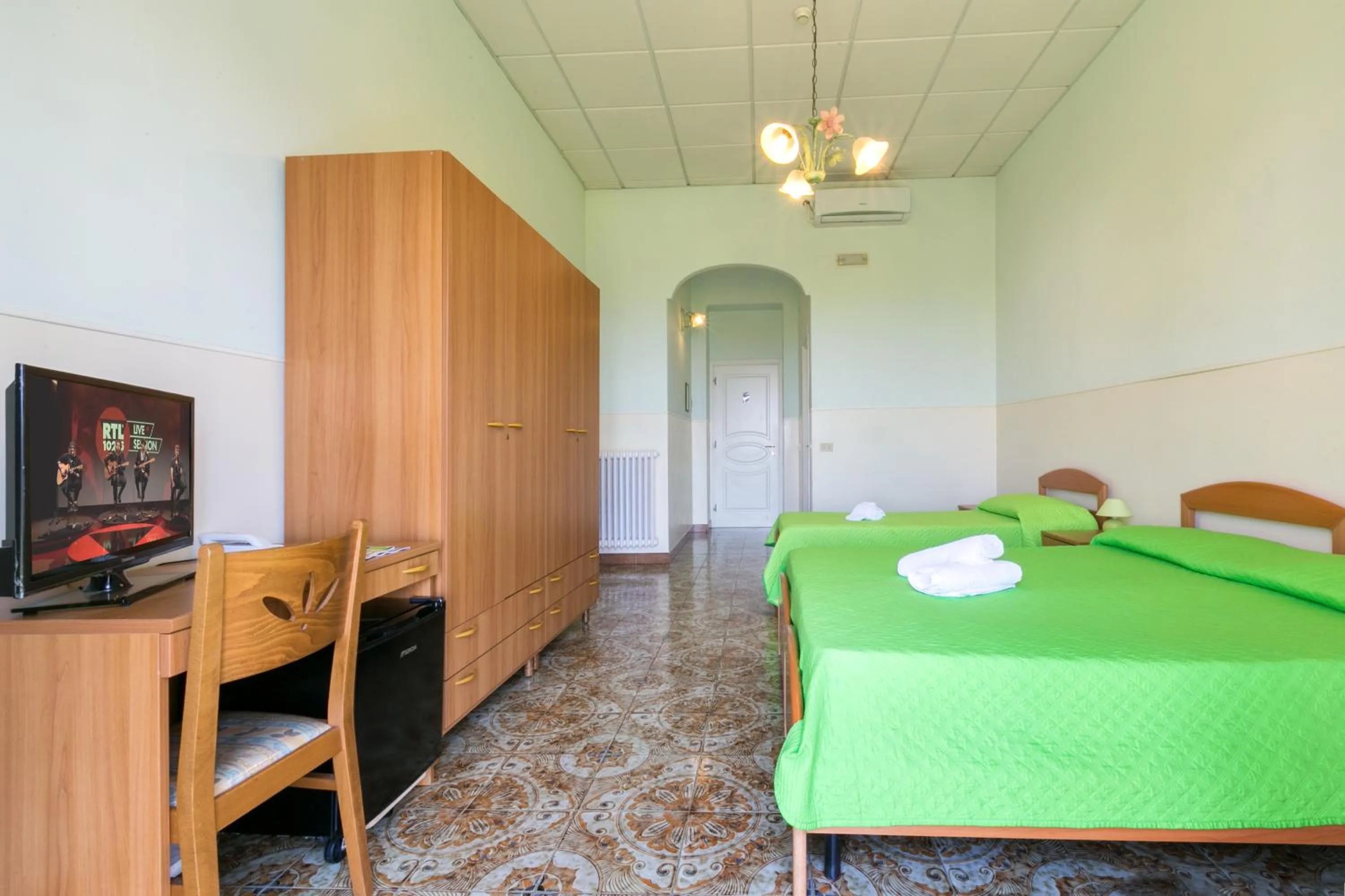 Photo of the whole room in Sisters Hotel