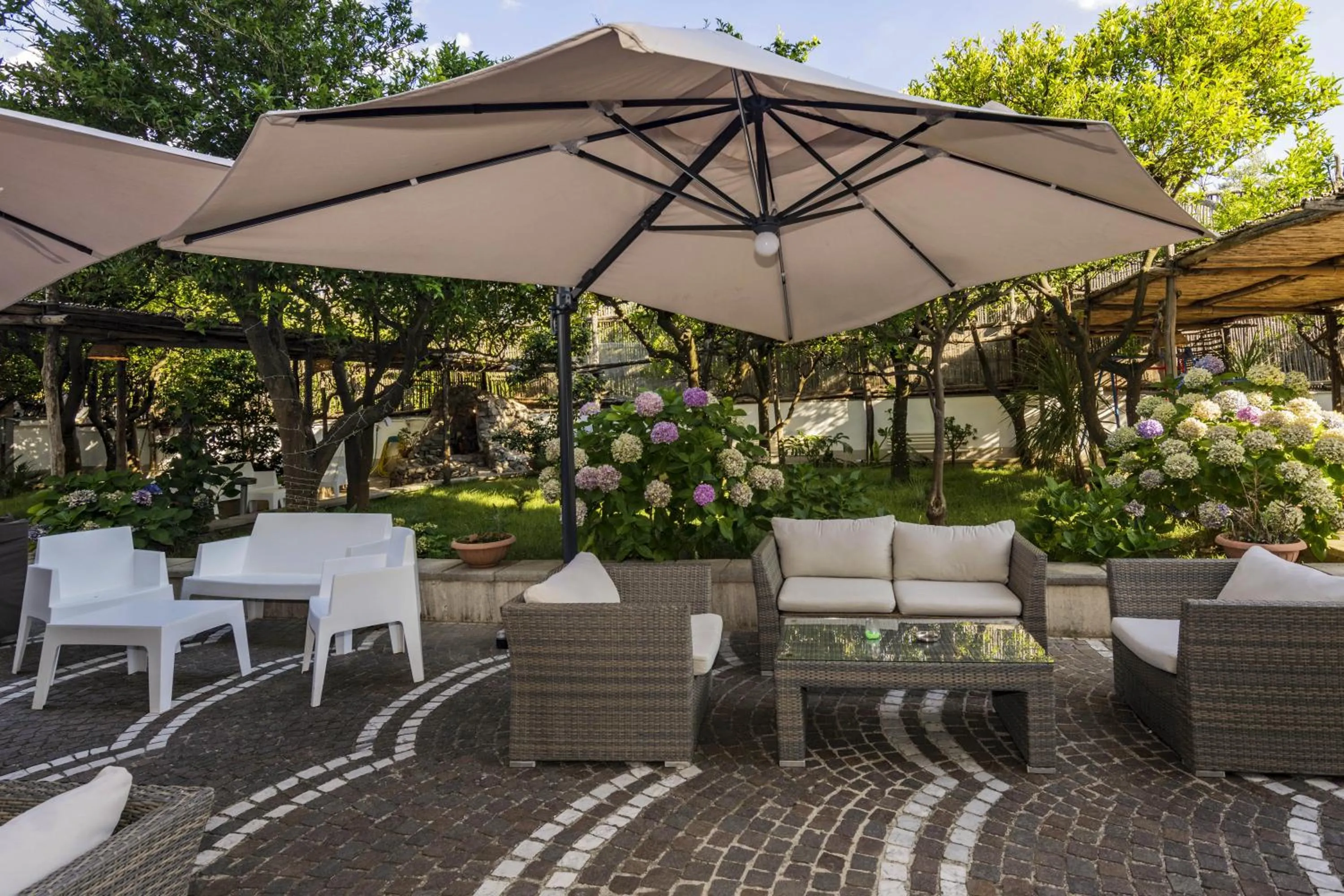 Garden in Sisters Hotel