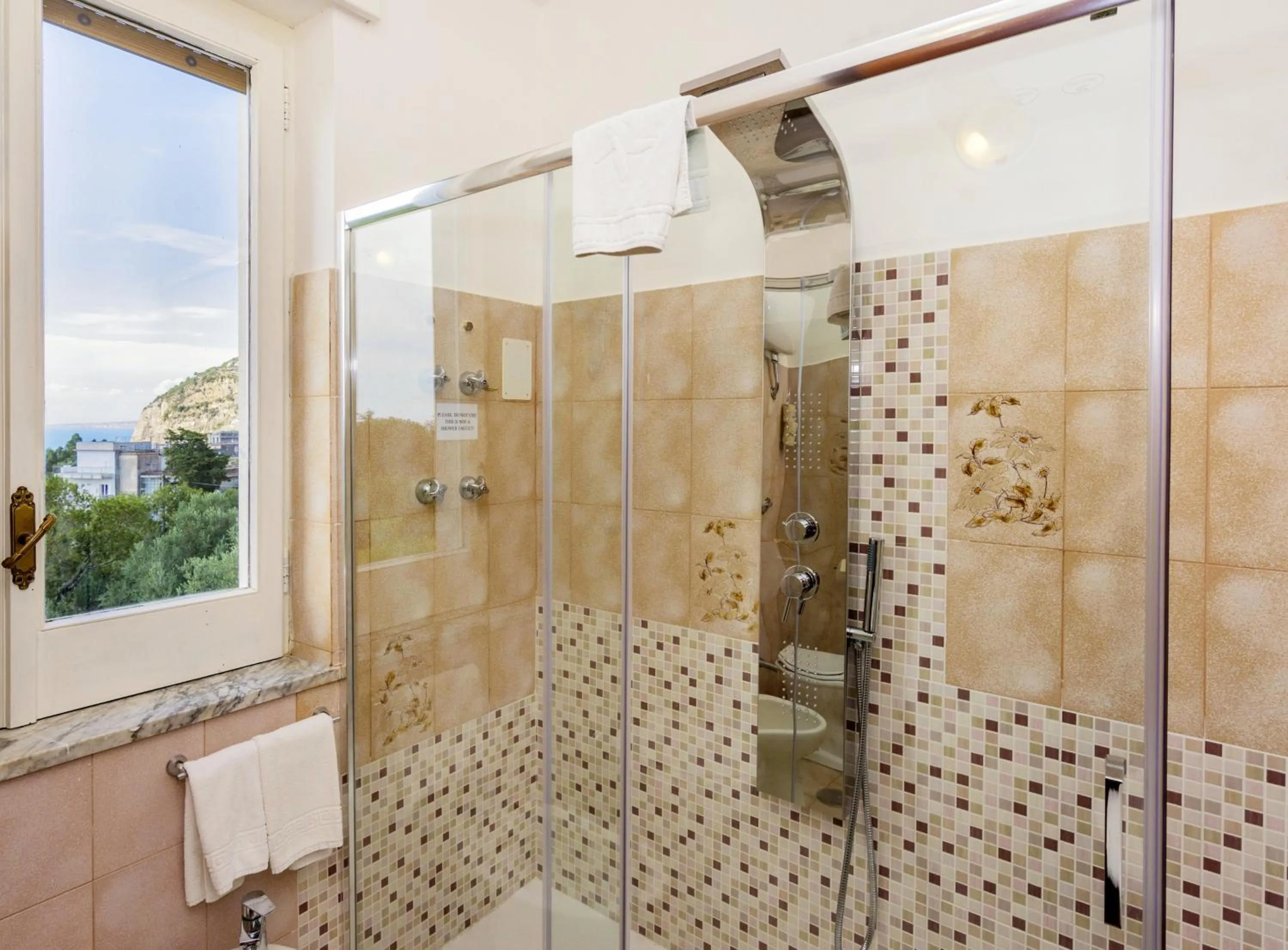 Bathroom in Sisters Hotel