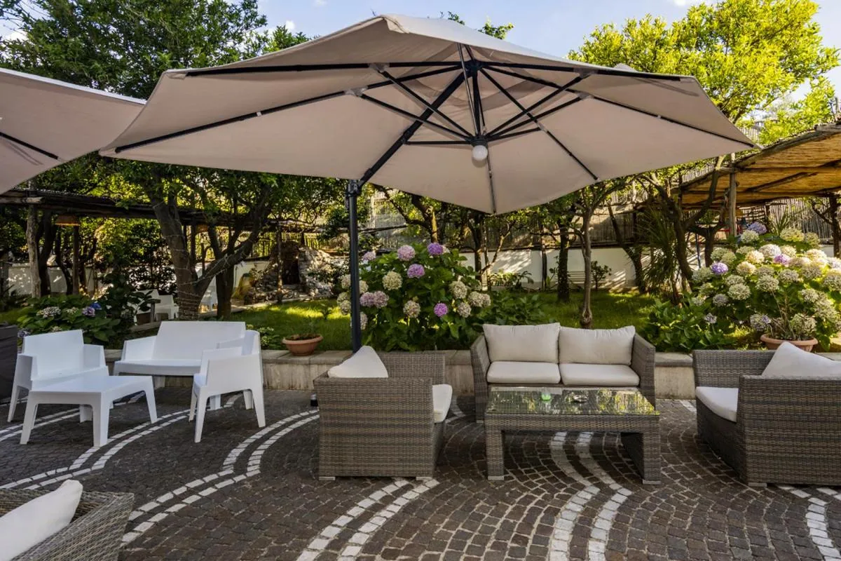 Garden in Sisters Hotel