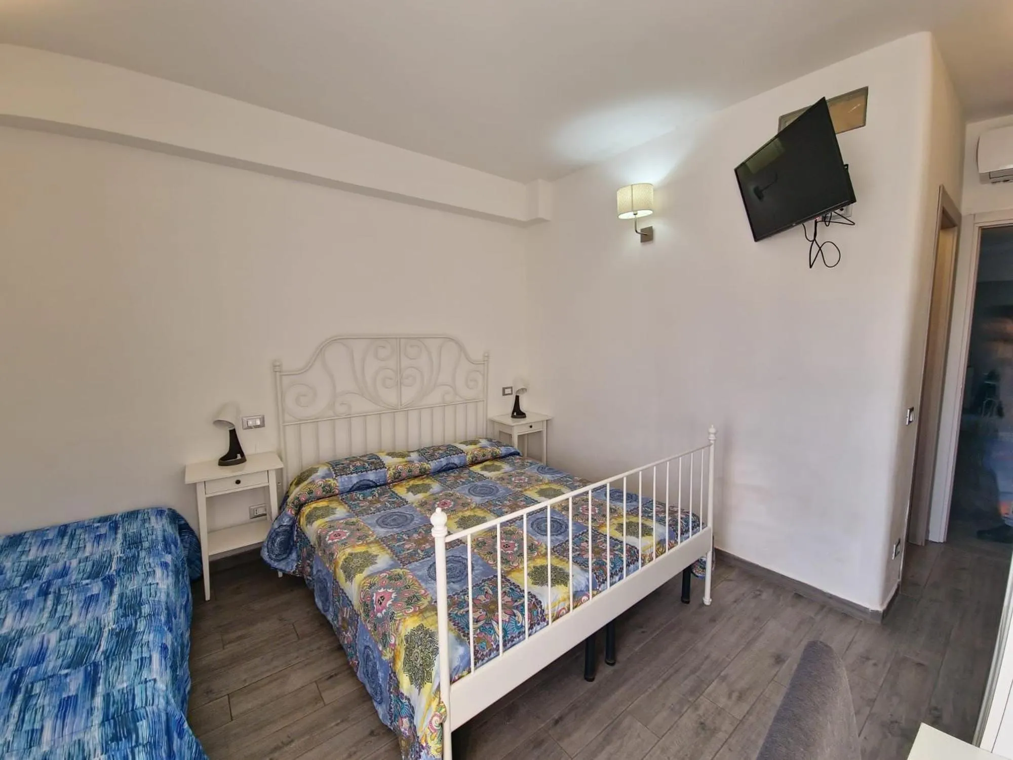 Shower, Bed in Residenza Cisanello