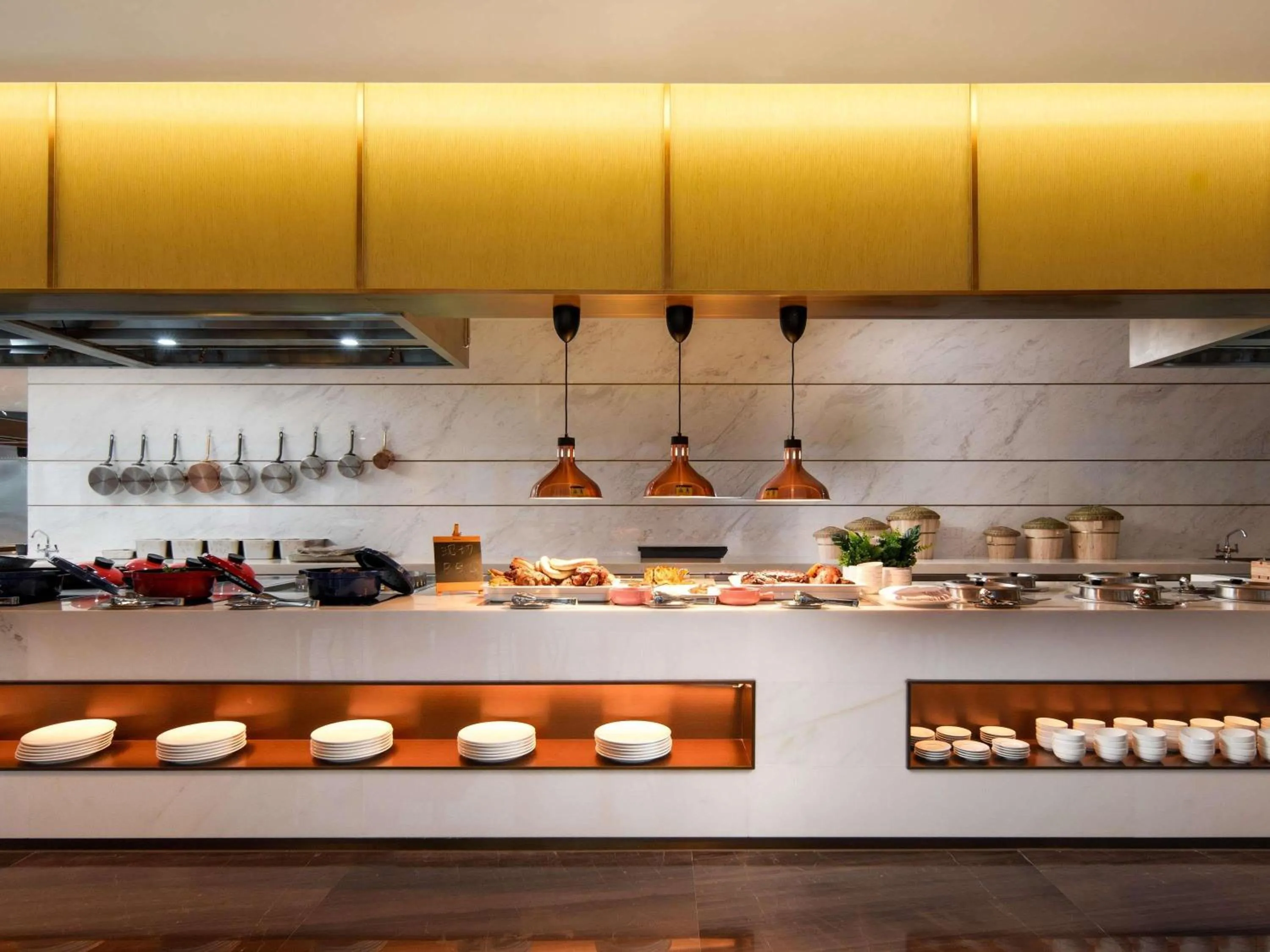 Restaurant/places to eat in Grand Mercure Hangzhou Qingshan Lake