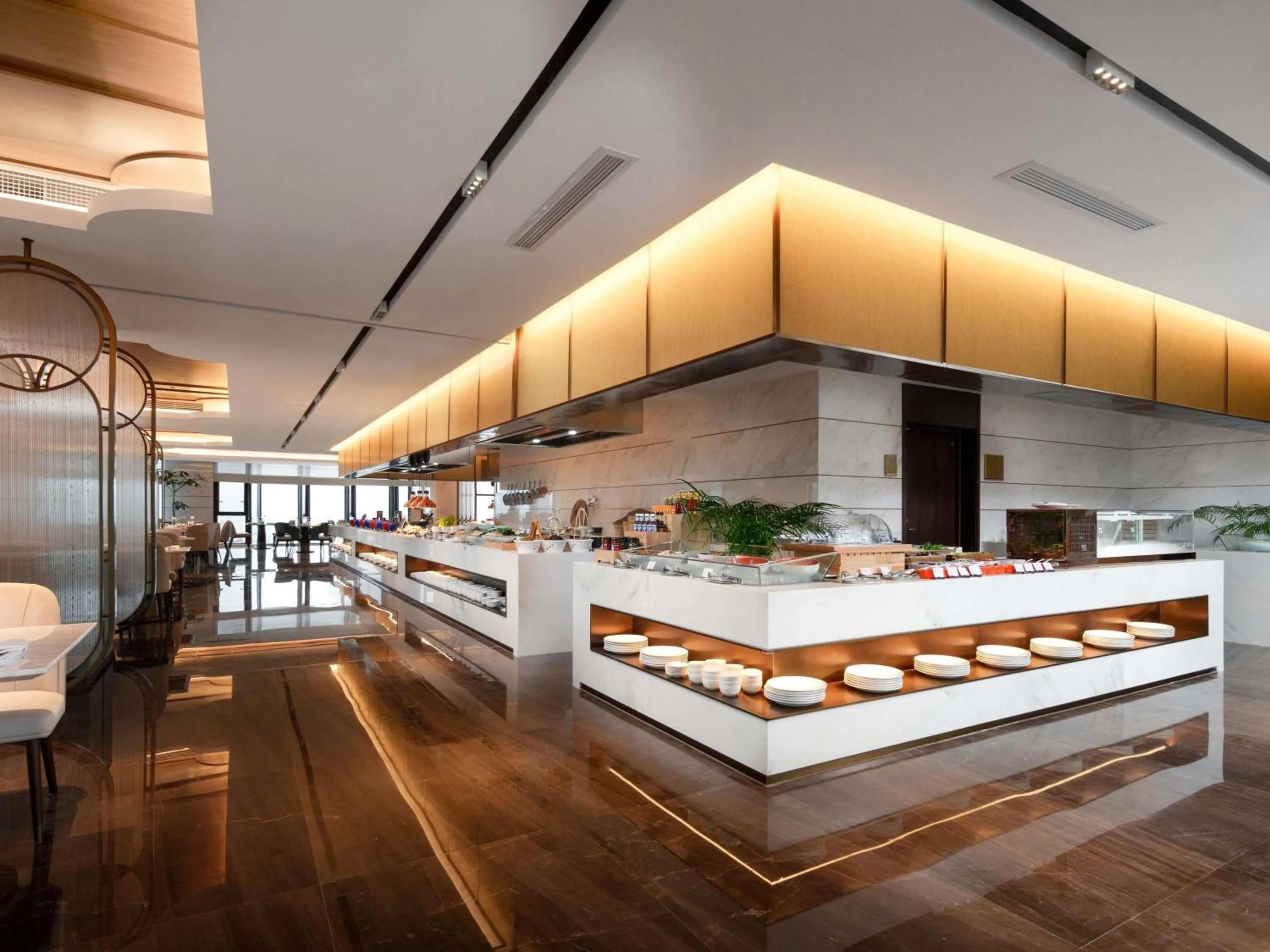 Restaurant/places to eat in Grand Mercure Hangzhou Qingshan Lake