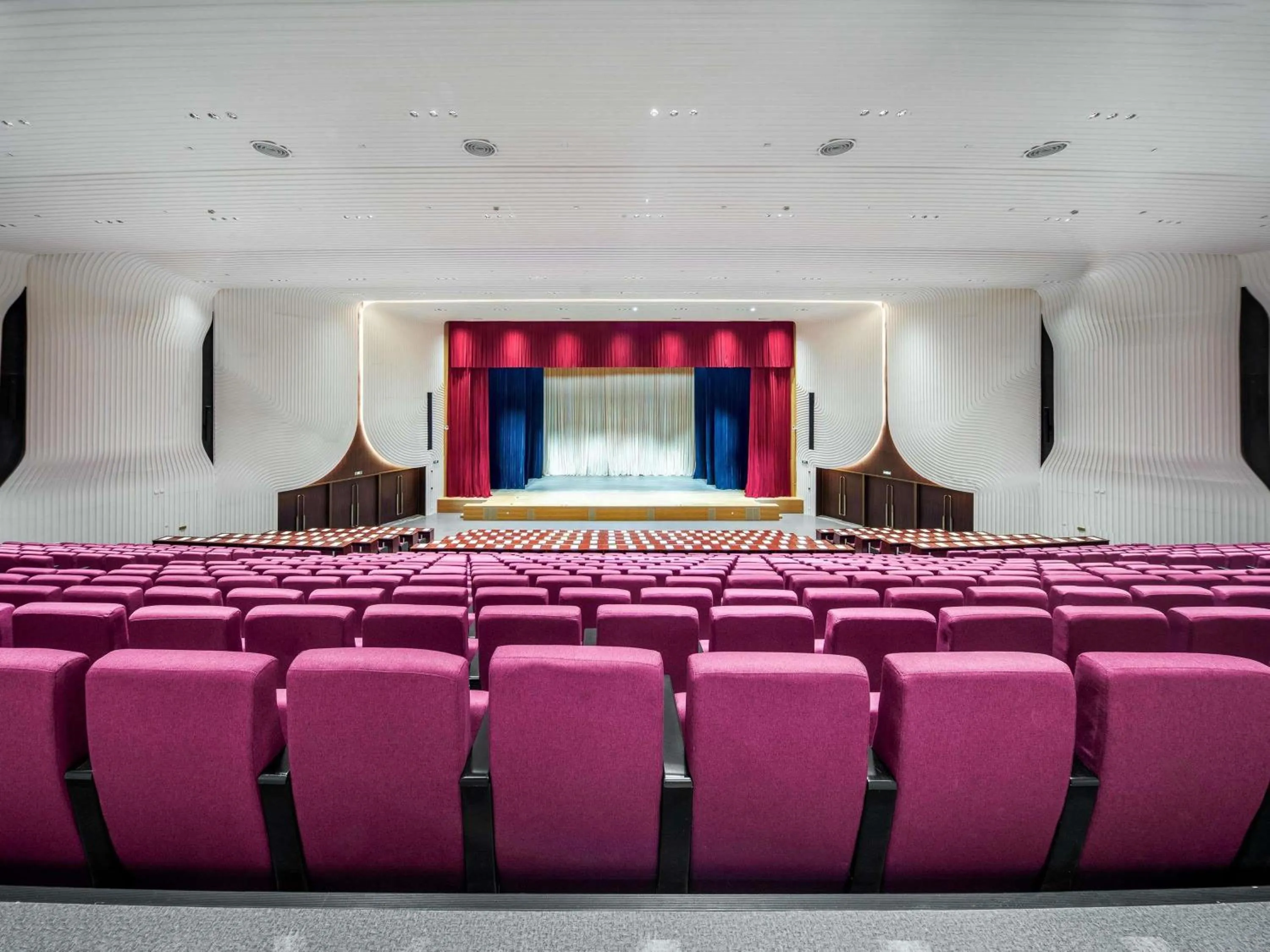 Meeting/conference room in Grand Mercure Hangzhou Qingshan Lake