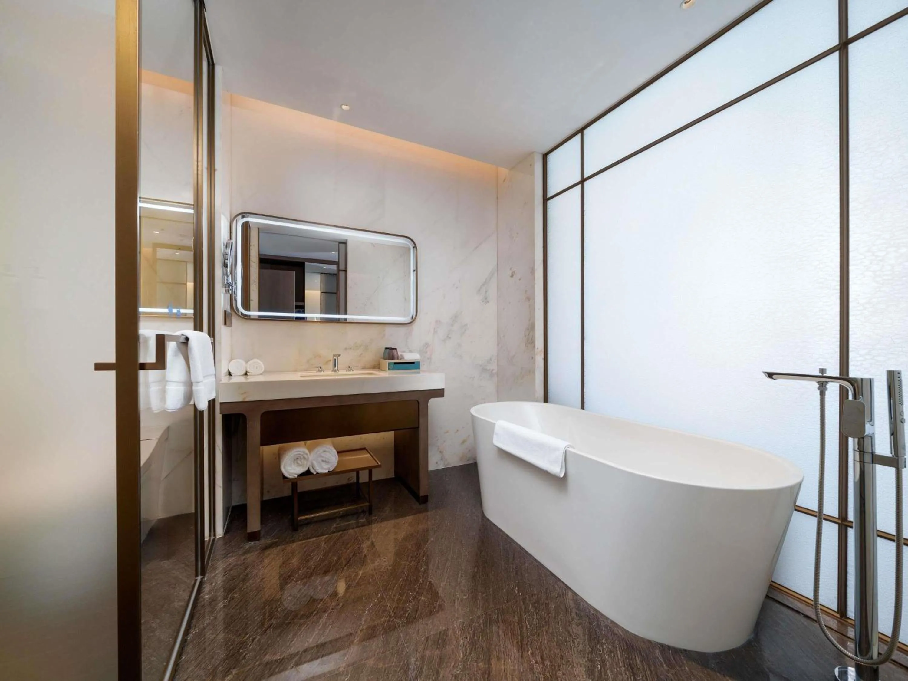 Bedroom in Grand Mercure Hangzhou Qingshan Lake