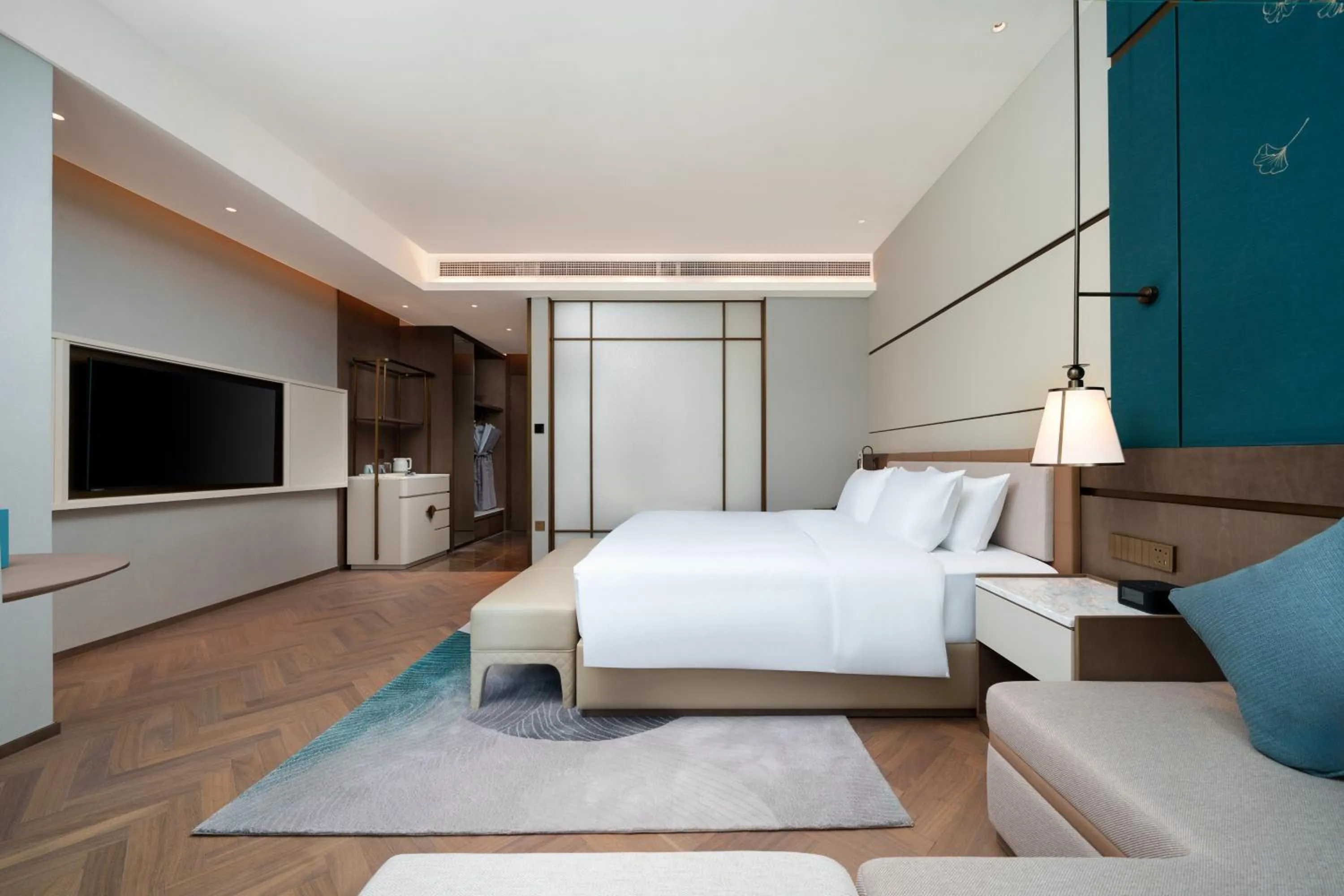 Photo of the whole room, Bed in Grand Mercure Hangzhou Qingshan Lake