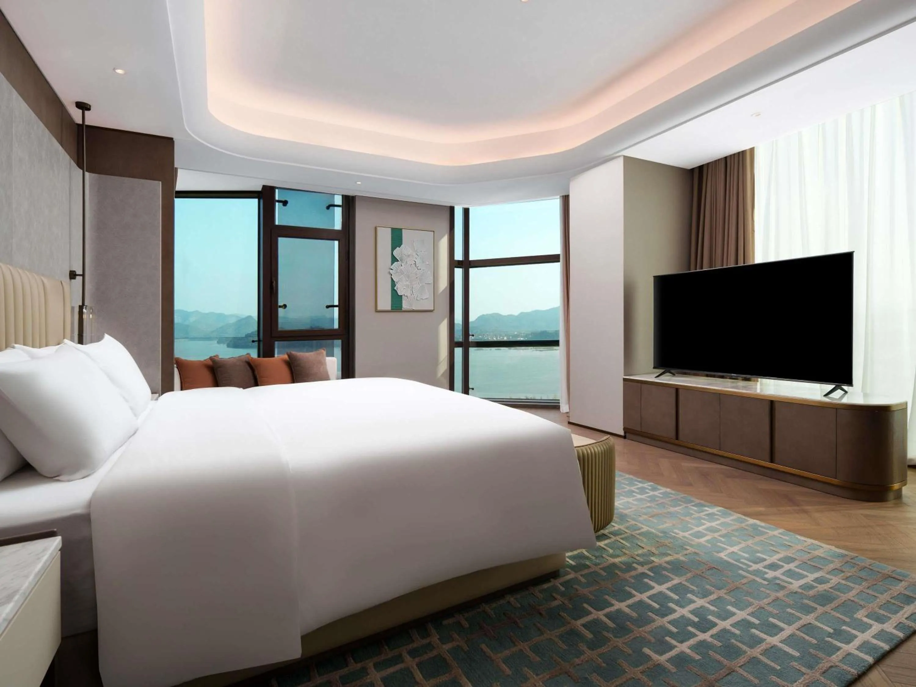 Photo of the whole room, Bed in Grand Mercure Hangzhou Qingshan Lake