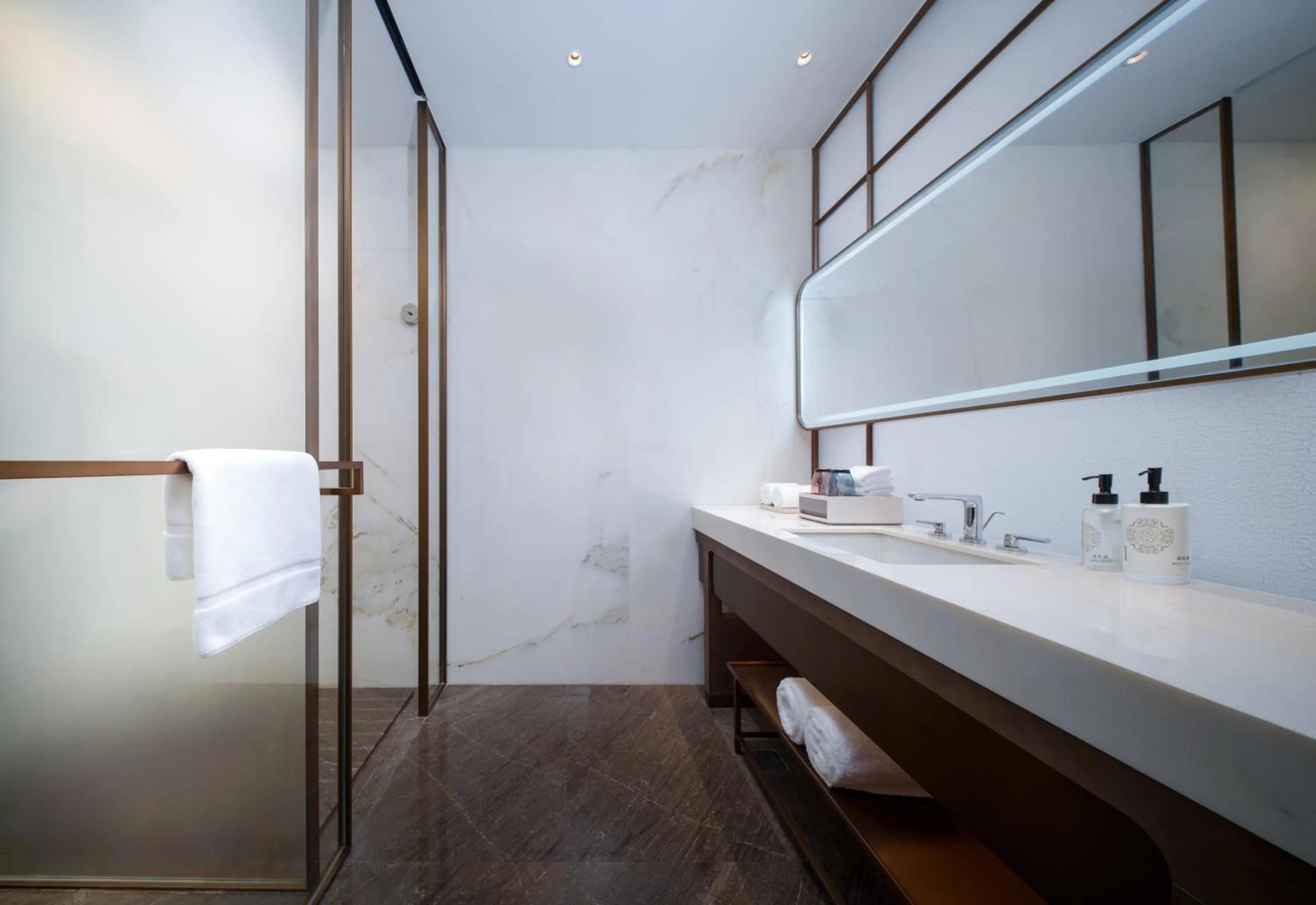 Toilet in Grand Mercure Hangzhou Qingshan Lake