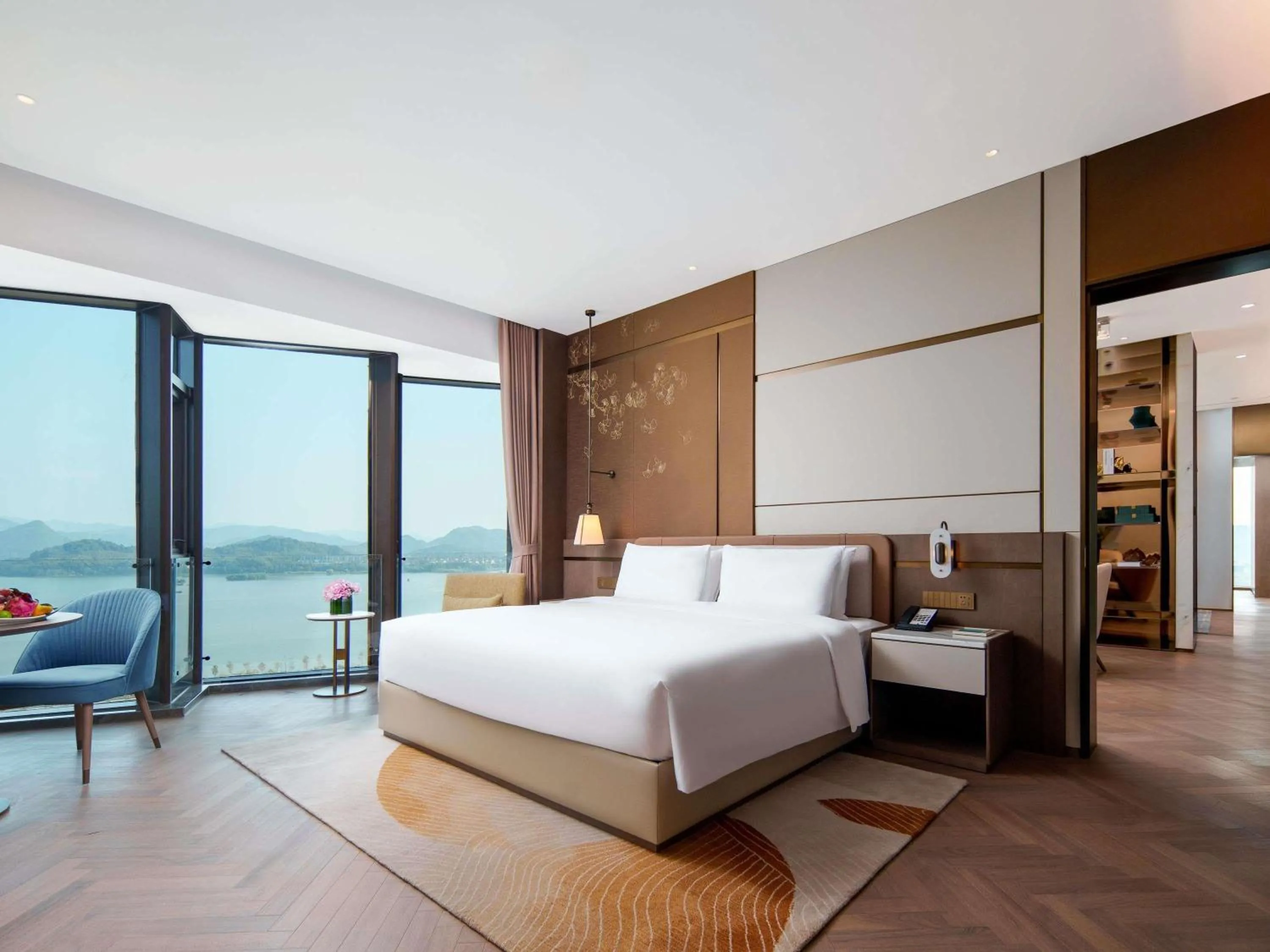Photo of the whole room, Bed in Grand Mercure Hangzhou Qingshan Lake