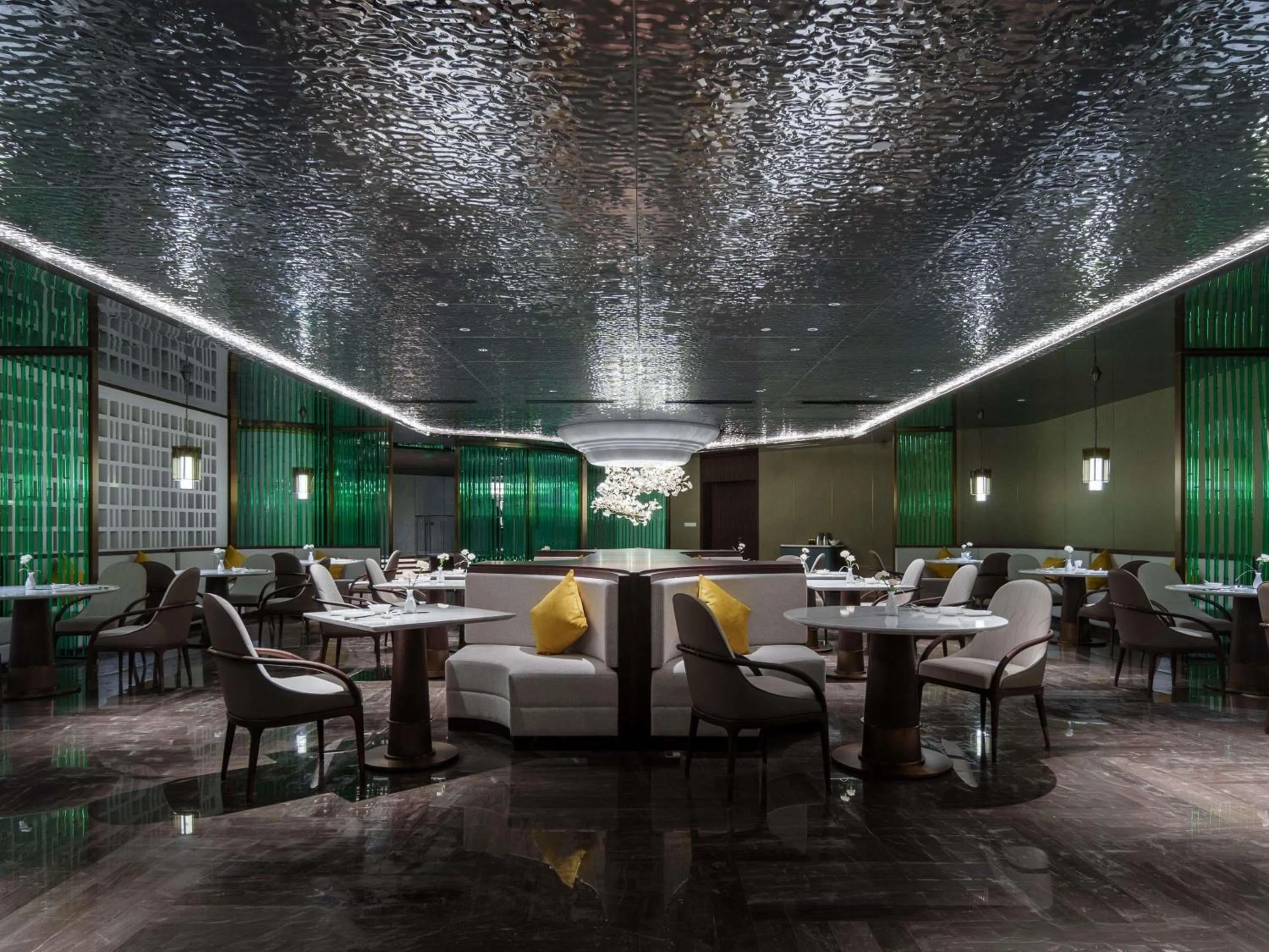 Restaurant/places to eat in Grand Mercure Hangzhou Qingshan Lake