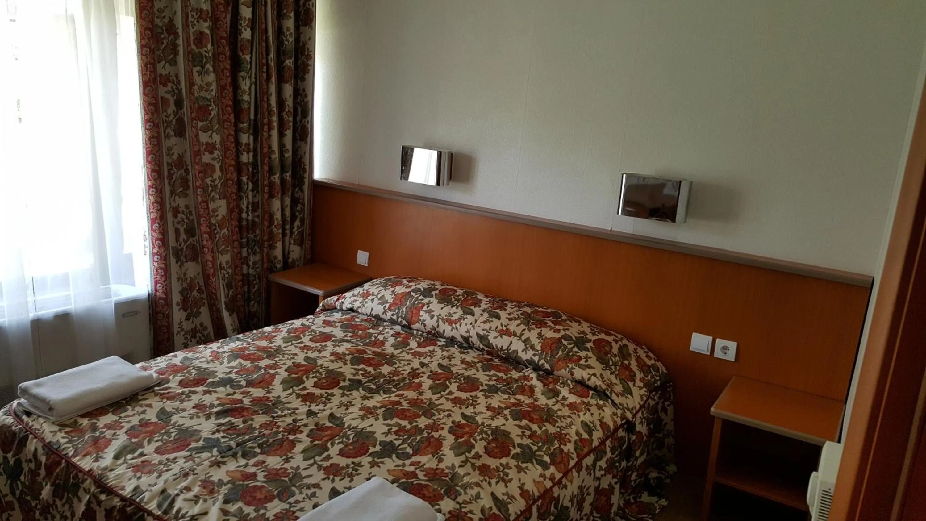 Photo of the whole room, Bed in Hotel Bellevue