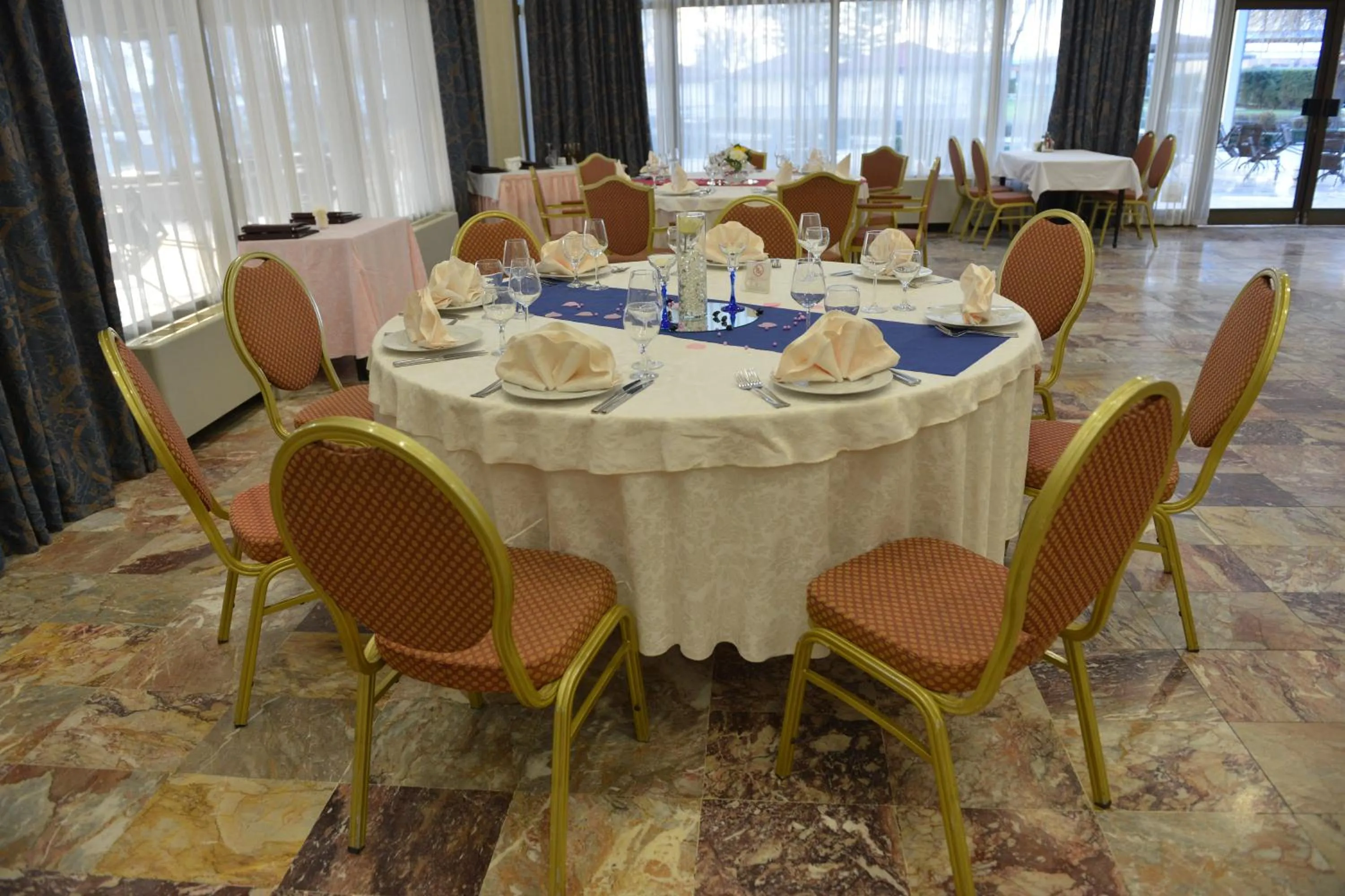 Restaurant/places to eat in Hotel Bellevue