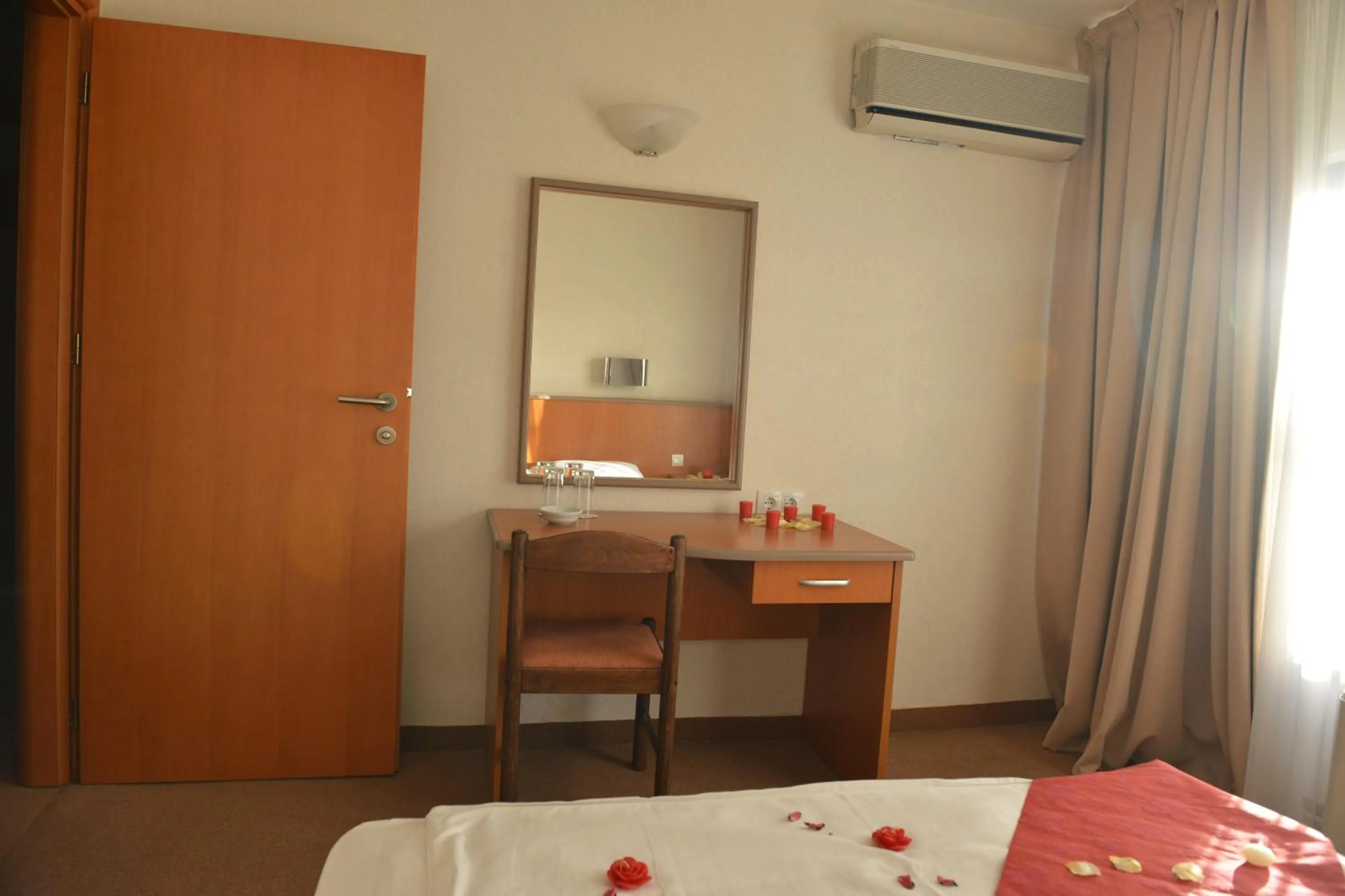 Seating area, Bed in Hotel Bellevue