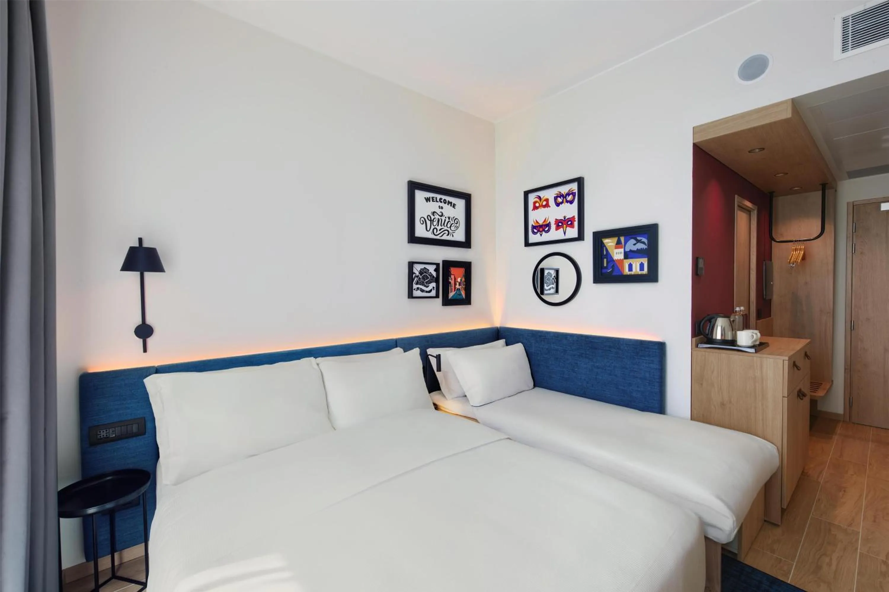 Living room, Bed in Hampton By Hilton Venice Isola Nuova