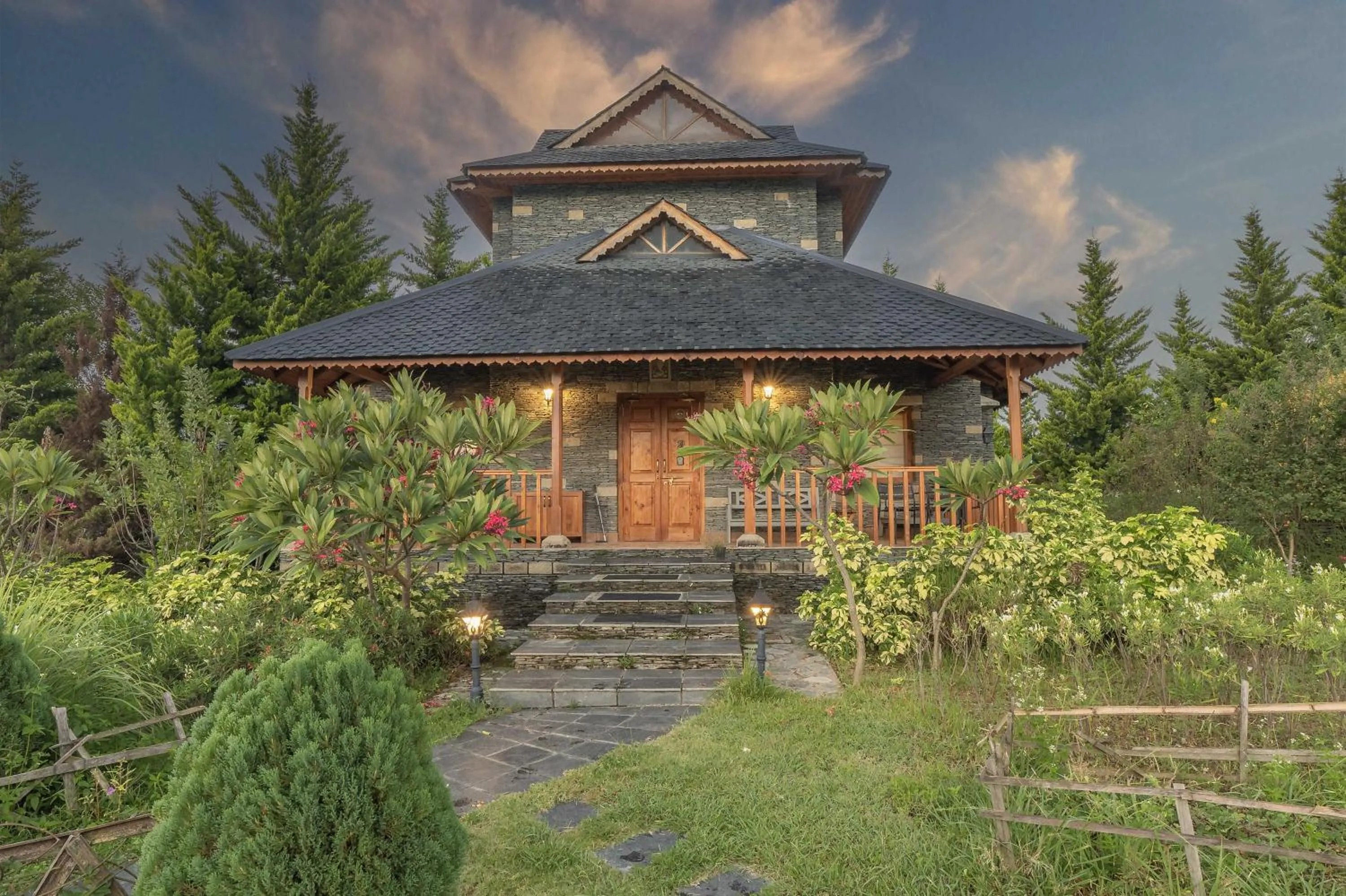 Property building in Echor Hill Farm Cottages Palampur