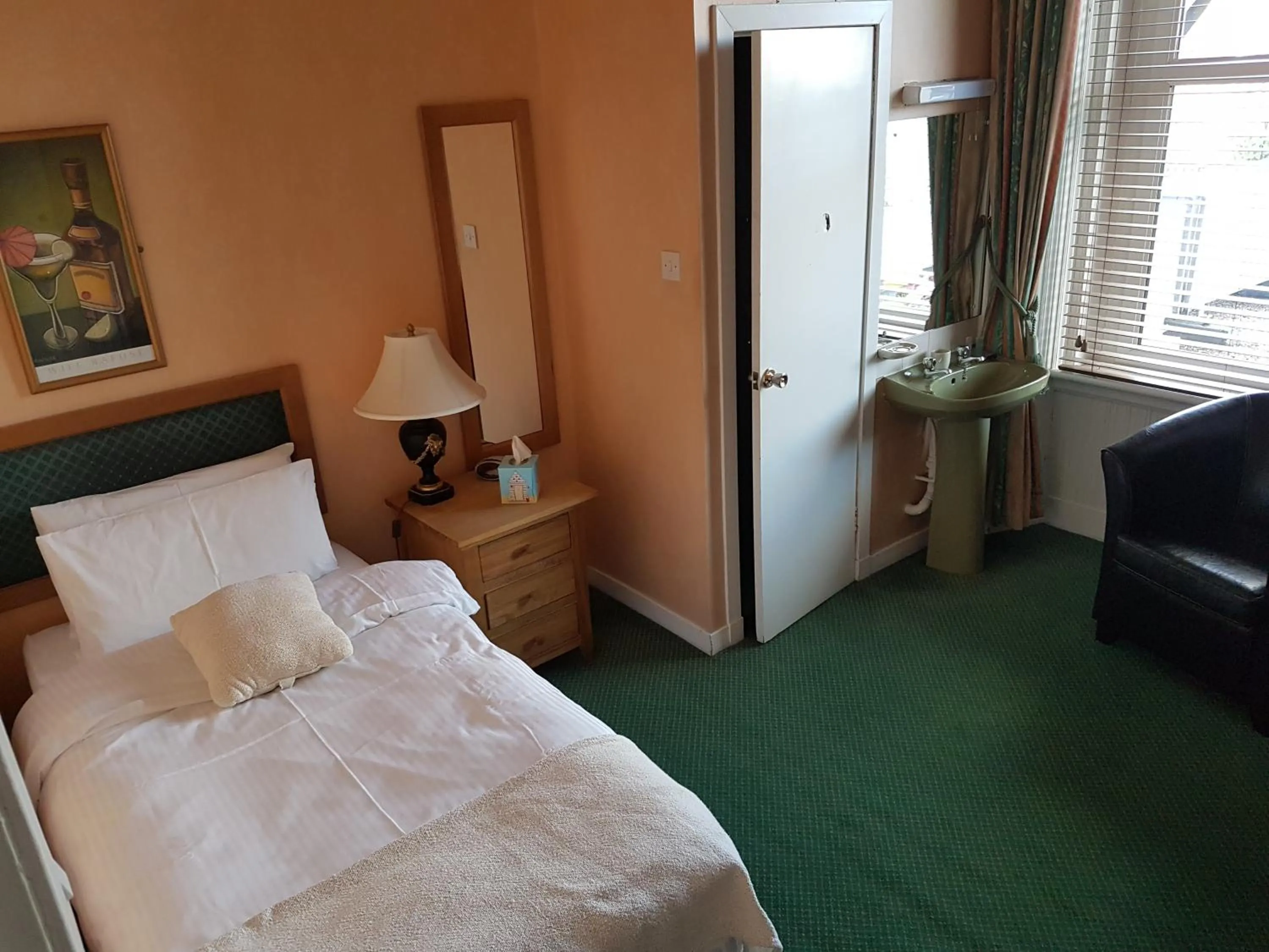 Bedroom, Bed in Inn At The Park Hotel