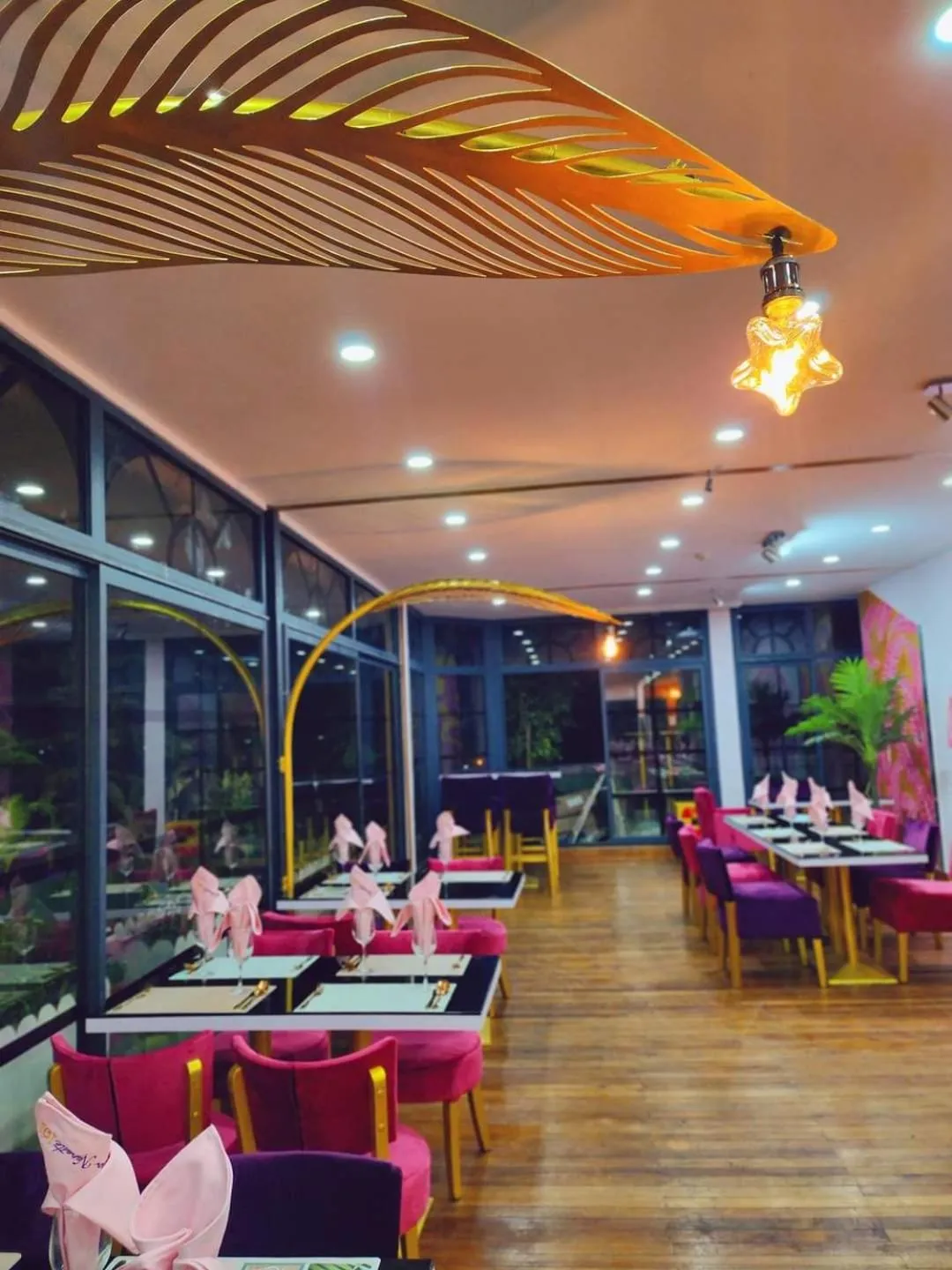 Restaurant/places to eat in Central Hotel Tana